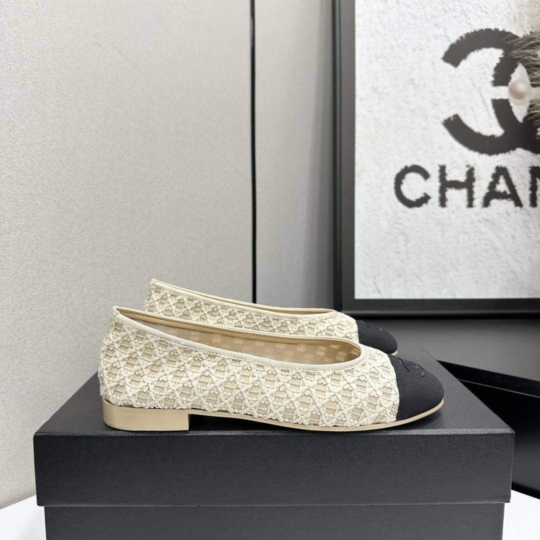 NO:681754,2025 Xiaoxiang is a must-have item for autumn and winter this season!  !  Chanel's autumn and winter heavy industry hot styles are highly recommended by Xiaohongshu. They look good no matter how you match them. They are a must-have for fashion. Ms. Chanel loves simple and irresistible combinations to show her unique dressing style. She can mix and match freely to shine and follow the fashionable steps of her grandma!  !  !  Exquisite details. Zoom in to see the original molded hardware buckle. The top version is made at the purchasing level★ The upper is made of original custom embroidery, sheepskin feet, original molded leather outsole, size 35-39 (customized 40, 41, single shoes, chanel, sheepskin, Leather soles198609092025小香 本季秋冬季必备单品！！ 香奈儿秋冬重工爆款 小红书力推款,怎么搭配都好看,时髦精必备,香奈儿女士钟爱简约又难以抗拒系搭配展现与众不同的穿搭风格、自由混搭闪耀到位跟紧香奶奶时尚步伐！！！精致细节放大看原版开模五金扣 顶级版本代购级别打造★鞋面采用原版定制刺绣,羊皮垫脚,原版开模真皮大底,码数35-39（40、41定做,单鞋,chanel,sheepskin,Leather soles,Women's Shoes