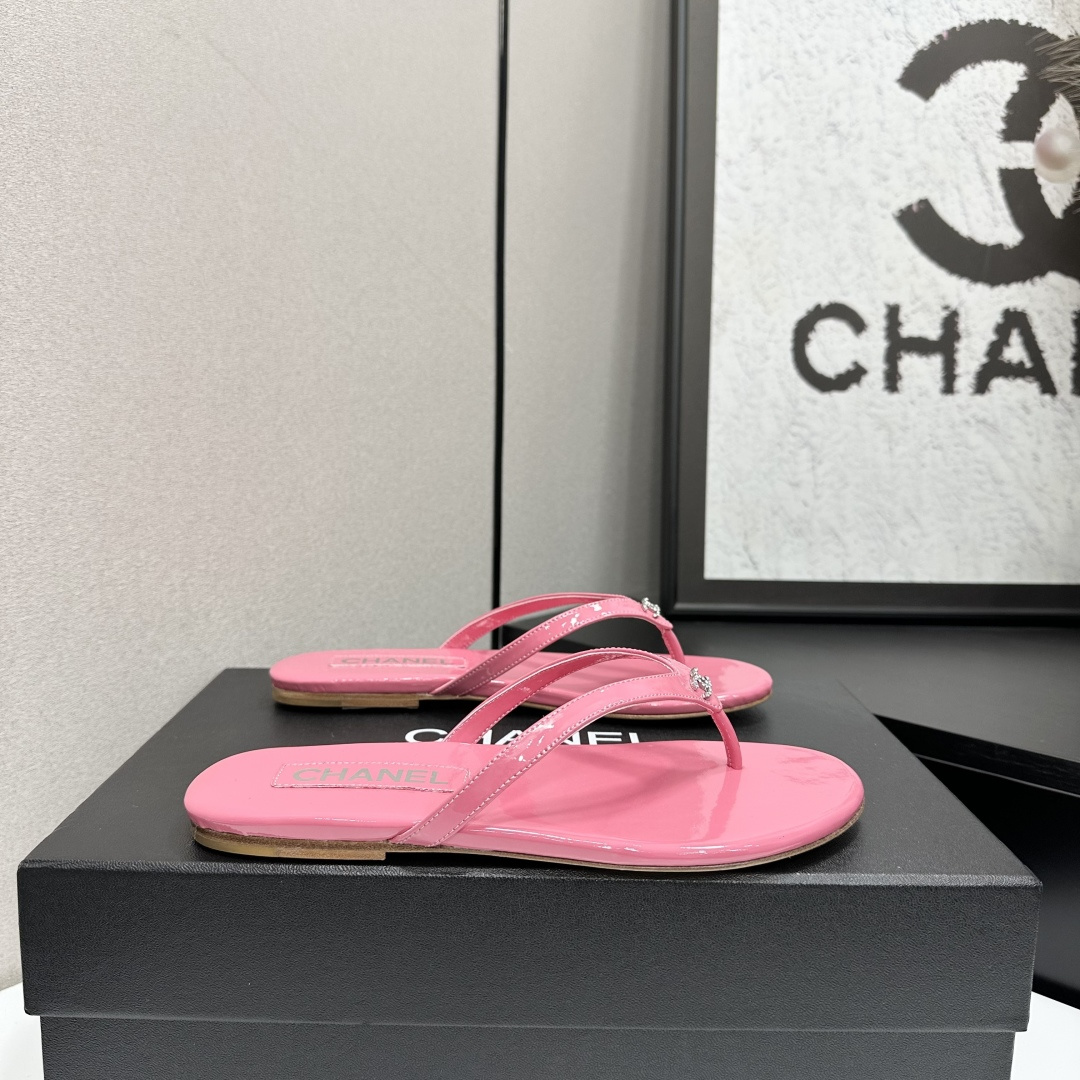 NO:681745,2026★★★★★ Many celebrities and internet celebrities are on their feet, a versatile series that has been popular among domestic and foreign bloggers. It is the first choice for spring and summer wardrobe must-have sandals. Special upper material Lining: Imported crystal sheepskin lining Outsole Original molded custom leather sole Shoe size: 35-39 (40, 41, custom-made, non-refundable) Delivery of the latest luxury counters with simultaneous packaging, split-toe shoes, sandals, sheepskin198609092026★★★★★ 众多明星网红上脚,国内外博主刷爆的一个百搭系列,春夏衣橱搭配必备 凉鞋首选. 鞋面特殊材质  内里: 进口水晶羊皮内里 大底原版开模定制真皮底 鞋码: 35-39（40、41、定做不退换） 配送豪华最新专柜同步包装,分趾鞋,sandals,sheepskin,Women's Shoes