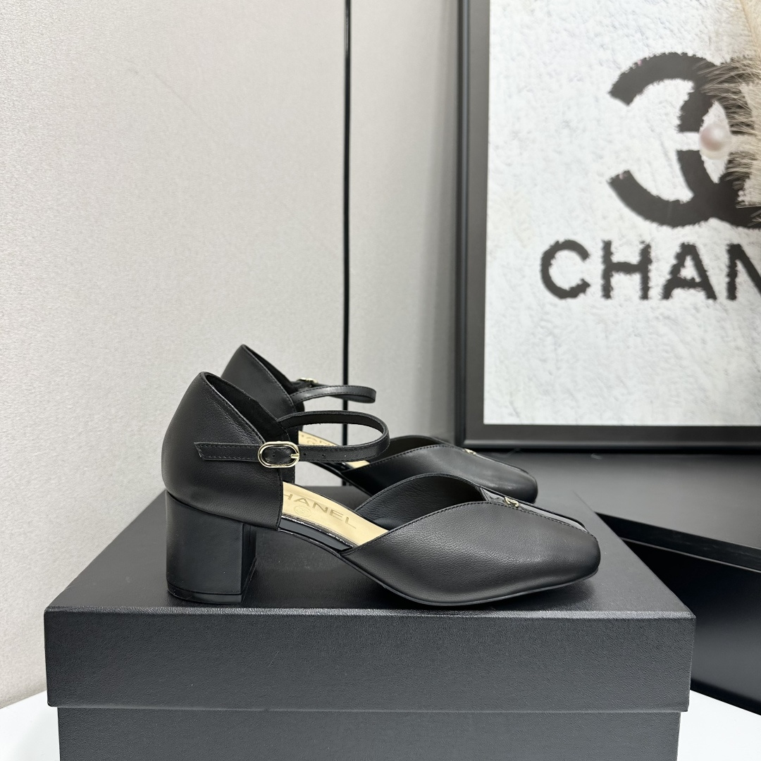 NO:705652,2026★★★★★ Many celebrity internet celebrities are on their feet, a versatile series popularized by domestic and foreign bloggers, a must-have for spring and summer wardrobes. Xiangjia exclusive upper cowhide lining: imported crystal sheepskin lining outsole original molded custom leather outsole Shoe size: 35-39 (40, 41, custom-made, non-refundable), sandals, chanel, sandals, cowhide, sheepskin, Leather soles198609092026★★★★★ 众多明星网红上脚,国内外博主刷爆的一个百搭系列,春夏衣橱搭配必备 首选.香家专属 鞋面牛皮  内里: 进口水晶羊皮内里 大底原版开模定制真皮大底 鞋码: 35-39（40、41、定做不退换）,凉鞋,chanel,sandals,cowhide,sheepskin,Leather soles,Women's Shoes