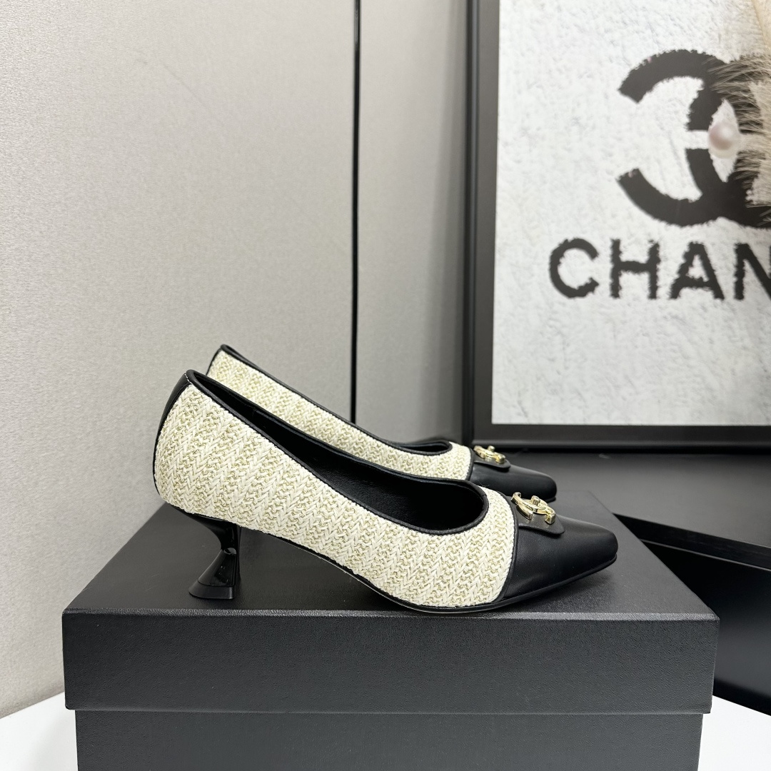 NO:681738,2026★★★★★ Many celebrity internet celebrities are on their feet, a versatile series popularized by domestic and foreign bloggers, a must-have for spring and summer wardrobes. Xiangjia exclusive upper satin lining: imported crystal sheepskin lining outsole original molded custom leather outsole Shoe size: 35-39 (40, 41, customized non-refundable), high-heeled sandals, chanel, sandals, high heels, sheepskin, silk fabric, Leather  soles198609092026★★★★★ 众多明星网红上脚,国内外博主刷爆的一个百搭系列,春夏衣橱搭配必备 首选.香家专属 鞋面绸缎  内里: 进口水晶羊皮内里 大底原版开模定制真皮大底 鞋码: 35-39（40、41、定做不退换）,高跟鞋凉鞋,chanel,sandals,high heels,sheepskin,silk fabric,Leather soles,Women's Shoes