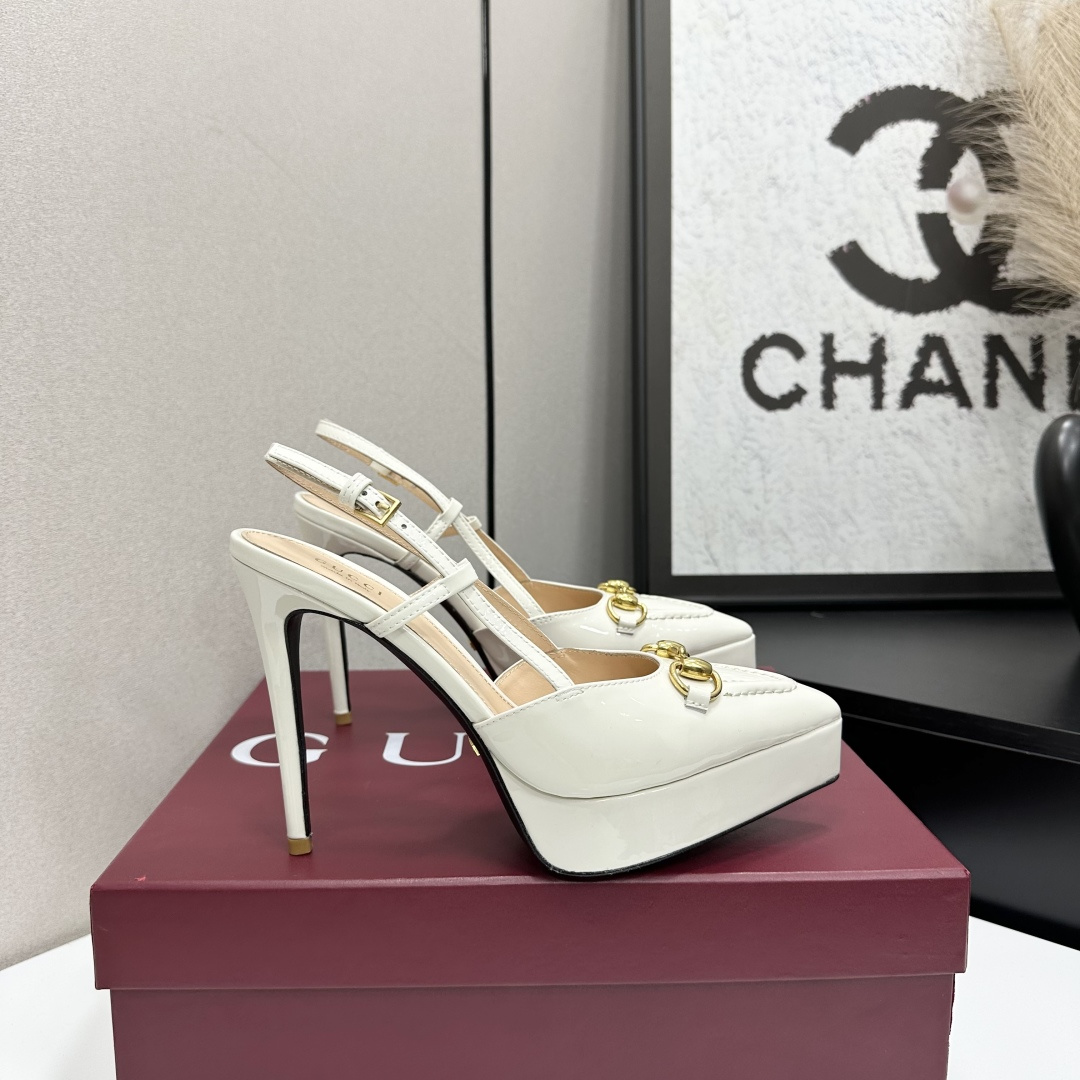 NO:681728,2025 spring and summer new style, Hentian high water platform, GuccI classic spring and summer catwalk horse bit, Hentian high waterproof platform, pointed toe high-heeled sandals —————————— G family embodies the sense of high-end, which always makes people convinced. It seems to be a simple style, but it is inexplicably high-end on the feet. It is very sexy, allowing you to easily match it to show various styles. The upper is made of customized imported patent leather. The inner toe is made of mixed sheepskin. The sole is imported from Italy.  Water table 2cm, heel height 9.5cm, Size 35-39 (customized on 40/41/42), high heels and sandals, gucci, gucci, sandals, high heels, sheepskin198609092025春夏新款 恨天高水台 GuccI经典春夏走秀马衔扣 恨天高防水台尖头高跟凉鞋 ———————————— G家在体现高级感这块 总让人大写的服气 看起来蛮简单的款式 但上脚就莫名很高阶 非常性感 让你轻松搭配尽显各种风格 鞋面采用定制进口漆皮 内里踮脚均为混种羊皮 意大利进口真皮底 水台2cm 跟高9.5cm Size35-39（40/41/42定制）,高跟鞋凉鞋,gucci,gucci,sandals,high heels,sheepskin,Women's Shoes