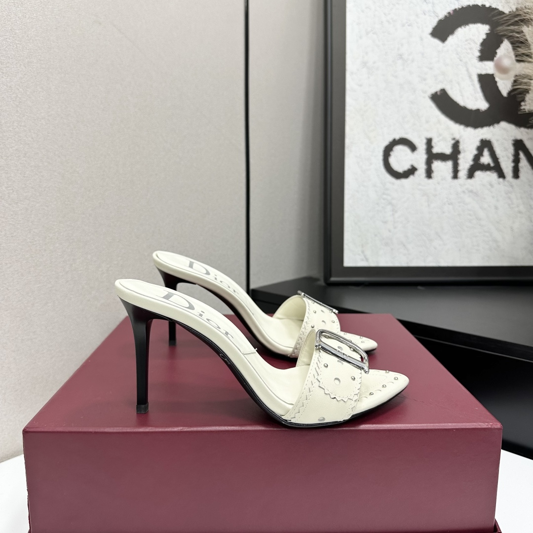 NO:681721,All girls!  The one you must keep for yourself DIOR2025/ The new spring and summer mid-vintage style is very popular among girls. This one is exactly what girls like. Half-drag high heels ————————— Continue the eternal classics of the D family!  This shoe is low-key yet gorgeous, sexy yet not ostentatious. The shape of the shoe is a delicate style that everyone loves. It is very slim. The entire curvature of the side perfectly shows the curve of the foot. It has both mature femininity and a lively girly feel. It looks so good on the foot. It is worth recommending. Go Material: Cowhide upper, mixed sheepskin lining, outsole, imported cowhide outsole from Italy, heel height 8.5cm  Size 35–42 (40/41/42 customized, non-refundable), high heels and slippers, dior, dior, high heels, slippers, cowhide, sheepskin19860909所有女生！你必须自留的一款哦 DIOR2025/ 春夏新品中古风 少女心爆棚 这款完全长在女生喜欢的点上 半拖高跟鞋 ——————————— 延续D家永恒经典！这款鞋低调不失华丽 性感又不显张扬 鞋型是大家都爱的秀气款 非常非常显瘦 侧面整个弧度将脚部曲线完美展现 既有成熟女人味 又不乏一丝活泼少女感, 上脚也太好看了,值得推荐 Go 材质 鞋面牛皮 内里混种羊皮 大底意大利进口牛皮大底 跟高8.5cm 码数35–42（40/41/42定制不退换）,高跟鞋拖鞋,dior,dior,high heels,slippers,cowhide,sheepskin,Women's Shoes