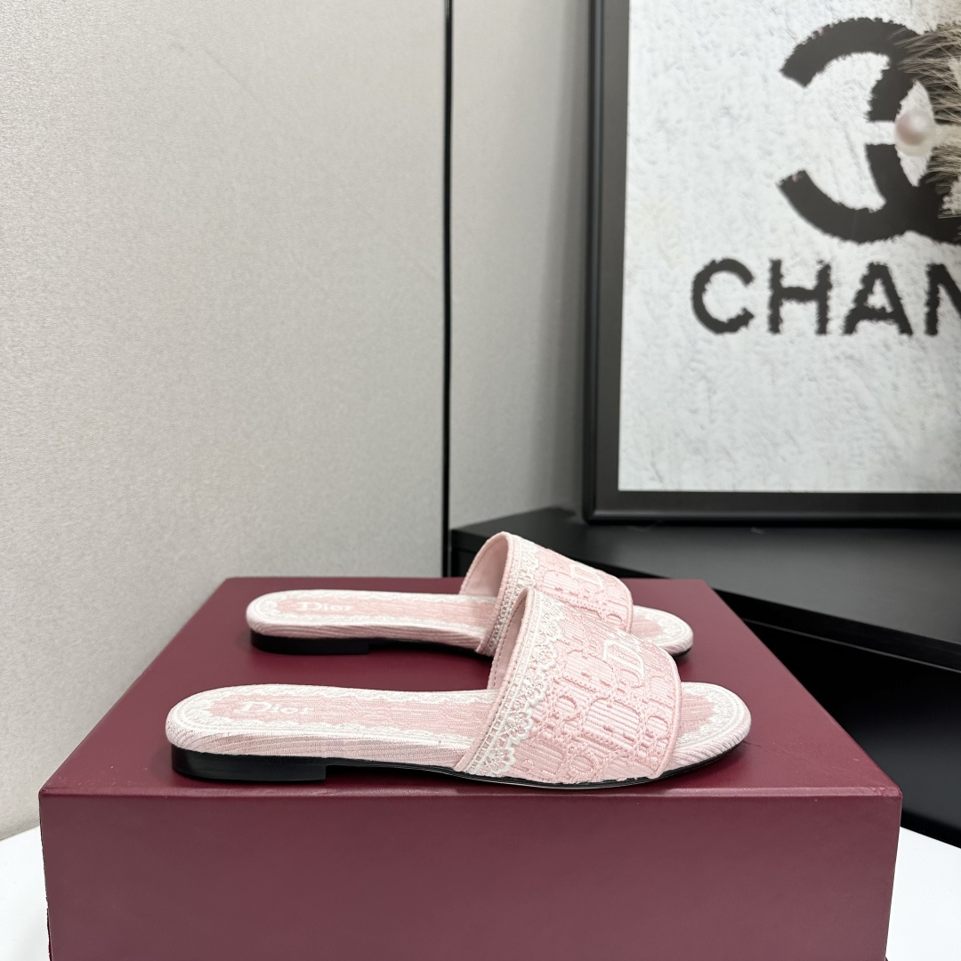 NO:681711,Dior 2026 spring and summer new style DWAY flat-bottomed flip-flops jelly-colored women's shoes CD letter logo three-dimensional embroidery round toe open toe color-blocking sandals and slippers Material: upper imported raffia electric embroidery high-temperature water-soluble cotton technical fabric + water-dyed sheepskin lining + Italian thickened leather outsole  size34-42 (34.40.41.42. Customized, non-refundable and non-exchangeable), slippers, dior, dior, slippers, sheepskin, Leather soles19860909迪奥 Dior 2026春夏新款 DWAY 平底一字拖果冻色女鞋 CD字母logo立体刺绣圆头露趾拼色凉拖鞋 材质:鞋面进口酒椰草电绣高温水溶棉质科技面料+水染羊皮内里+意大利加厚真皮大底 size34-42（34.40.41.42.定做不退不换）,拖鞋,dior,dior,slippers,sheepskin,Leather soles,Women's Shoes