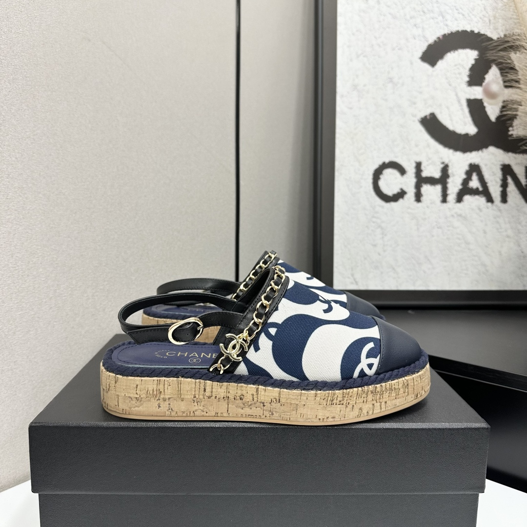 NO:681706,size 35-39) 40/41 customized) CHANE*｜Xiaoxiang’s new chain thick-soled half-drag sandals. I was attracted by this pair of half-drag sandals at a glance!  Worthy of being a representative of the 'old money style' in the fashion industry, Grandma Xiang has become the dream shoe of fashionistas. The iconic double C print is exquisite and noble. The thick-soled design is amazing, instantly elongating the leg lines, and even small girls can easily have long legs. The wood grain texture adds a natural texture to the shoes, neutralizing the cold metal feeling of the chain, making the whole pair of shoes a little more gentle in the coolness. The half-drag style is simply a blessing for summer.  It is super convenient to go out with just one step. Whether it is paired with wide-leg jeans to create a lazy and casual atmosphere, or paired with an elegant floral skirt to create a romantic French style, it can be perfectly held and easily adapted to various occasions. The fabric is made of original customized materials, and the inner pads are all sheepskin. Original molded custom-made non-slip outsole, sandals, chanel, sandals, skirts, jeans, sheepskin19860909size35-39）40/41定制） CHANE*｜小香新品链条厚底半拖凉鞋 一眼就被这双半拖凉鞋拿捏住了！ 不愧是时尚界的“老钱风”代表, 香奶奶一出手 就是时髦精的梦中情鞋. 标志性的双C印花 精致又贵气. 厚底设计太绝了 瞬间拉长腿部线条 小个子女生也能轻松拥有大长腿. 木纹纹理为鞋子增添了一份自然质感 中和了链条的金属冷感 让整双鞋在酷飒中多了几分温柔. 半拖的款式简直是夏日福音 一脚蹬就能出门 超级方便. 不管是搭配阔腿牛仔裤 营造慵懒随性的氛围 还是配上一条飘逸的碎花裙 打造浪漫法式风情 它都能完美hold住 轻松适配各种场合. 面料采用原版定制材质 内里垫脚均为羊皮 原版开模定制防滑大底,凉鞋,chanel,sandals,skirts,jeans,sheepskin,Women's Shoes
