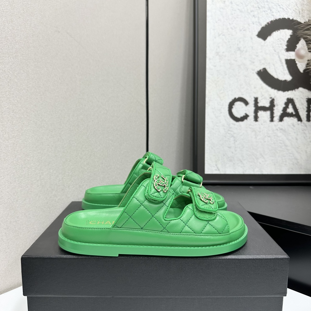 NO:710968,Rubber sole version 2026 spring and summer latest fabrics - the counter mainly promotes the new color series of Velcro beach sandals. ★★★★★ Many celebrities and Internet celebrities have worn it. It is a versatile series popularized by domestic and foreign bloggers. It is a must-have sandal for spring and summer wardrobes. The upper is imported super soft sheepskin. The lining: imported crystal sheepskin lining. The original outsole is molded and customized with rubber sole. Shoe size: 35-39 (40, 41, 42 are not returnable or exchangeable when customized).  Delivery to the latest luxury counters with simultaneous packaging of rubber soles, slippers, sandals, slippers, sheepskin19860909橡胶底版本 2026春夏最新面料——专柜主推魔术贴沙滩凉鞋新色系列上新 ★★★★★ 众多明星网红上脚,国内外博主刷爆的一个百搭系列,春夏衣橱搭配必备 凉鞋首选. 鞋面进口超柔羊皮  内里: 进口水晶羊皮内里 大底原版开模定制橡胶底 鞋码: 35-39（40、41、42定做不退换） 配送豪华最新专柜同步包装 橡胶底,拖鞋凉鞋,sandals,slippers,sheepskin,Women's Shoes