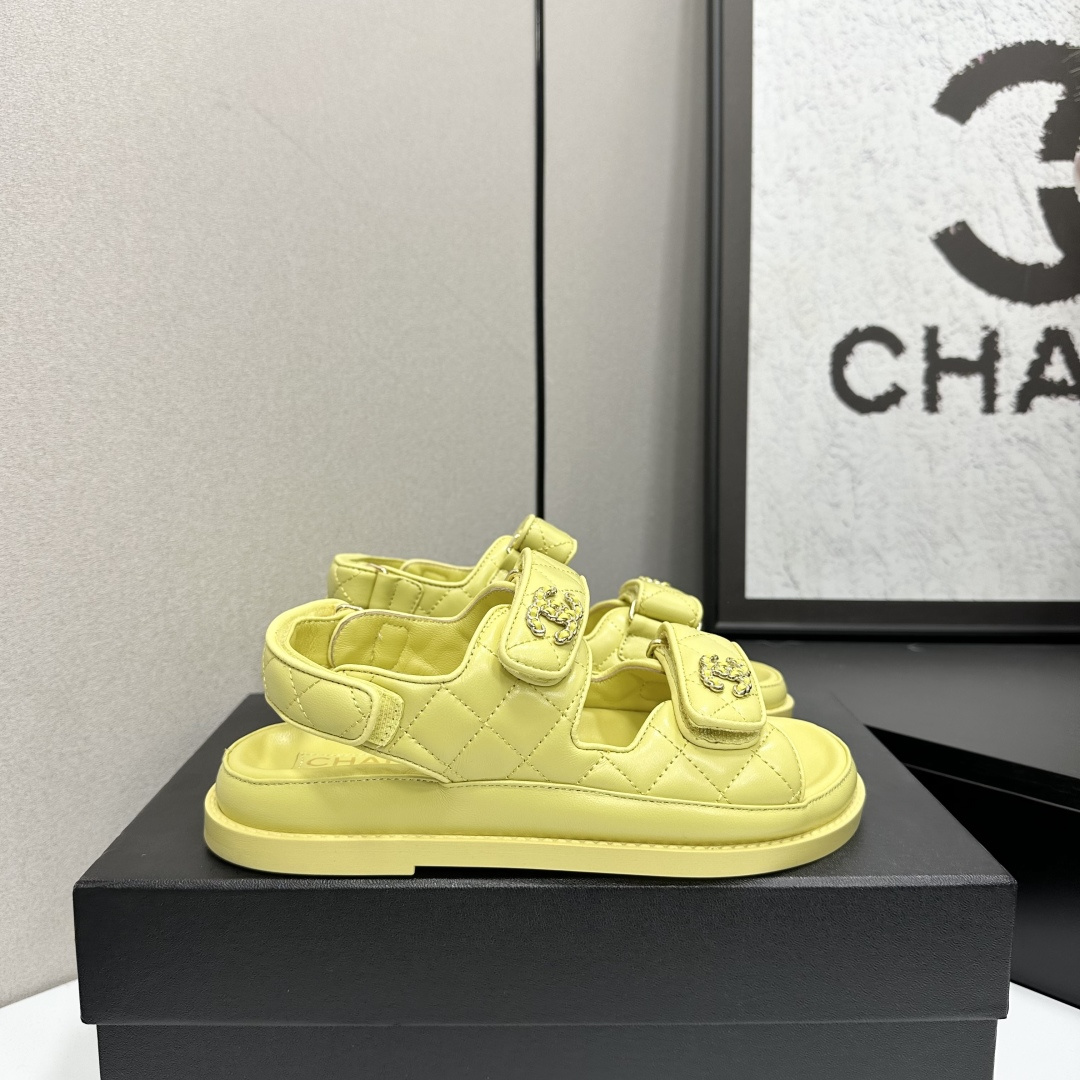 NO:710923,Rubber sole version 2026 spring and summer latest fabrics - the counter mainly promotes the new color series of Velcro beach sandals. ★★★★★ Many celebrities and Internet celebrities have worn it. It is a versatile series popularized by domestic and foreign bloggers. It is a must-have sandal for spring and summer wardrobes. The upper is imported super soft sheepskin. The lining: imported crystal sheepskin lining. The original outsole is molded and customized with rubber sole. Shoe size: 35-39 (40, 41, 42 are not returnable or exchangeable when customized).  Delivery to the latest luxury counters with simultaneous packaging of rubber soles, slippers, sandals, slippers, sheepskin19860909橡胶底版本 2026春夏最新面料——专柜主推魔术贴沙滩凉鞋新色系列上新 ★★★★★ 众多明星网红上脚,国内外博主刷爆的一个百搭系列,春夏衣橱搭配必备 凉鞋首选. 鞋面进口超柔羊皮  内里: 进口水晶羊皮内里 大底原版开模定制橡胶底 鞋码: 35-39（40、41、42定做不退换） 配送豪华最新专柜同步包装 橡胶底,拖鞋凉鞋,sandals,slippers,sheepskin,Women's Shoes