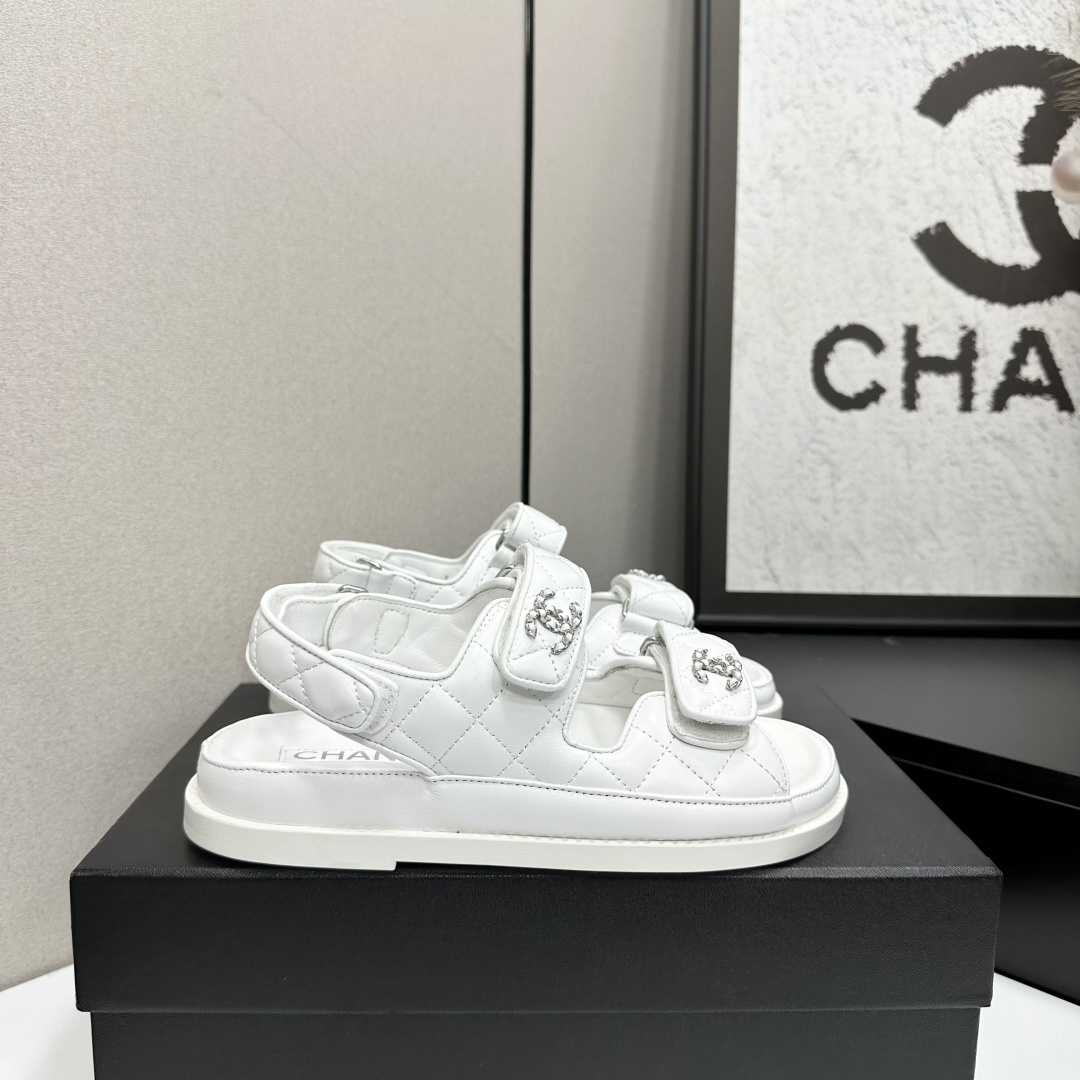 NO:710928,Rubber sole version 2026 spring and summer latest fabrics - the counter mainly promotes the new color series of Velcro beach sandals. ★★★★★ Many celebrities and Internet celebrities have worn it. It is a versatile series popularized by domestic and foreign bloggers. It is a must-have sandal for spring and summer wardrobes. The upper is imported super soft sheepskin. The lining: imported crystal sheepskin lining. The original outsole is molded and customized with rubber sole. Shoe size: 35-39 (40, 41, 42 are not returnable or exchangeable when customized).  Delivery to the latest luxury counters with simultaneous packaging of rubber soles, slippers, sandals, slippers, sheepskin19860909橡胶底版本 2026春夏最新面料——专柜主推魔术贴沙滩凉鞋新色系列上新 ★★★★★ 众多明星网红上脚,国内外博主刷爆的一个百搭系列,春夏衣橱搭配必备 凉鞋首选. 鞋面进口超柔羊皮  内里: 进口水晶羊皮内里 大底原版开模定制橡胶底 鞋码: 35-39（40、41、42定做不退换） 配送豪华最新专柜同步包装 橡胶底,拖鞋凉鞋,sandals,slippers,sheepskin,Women's Shoes