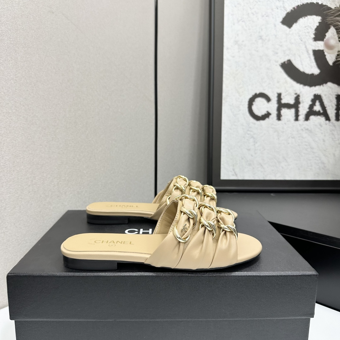 NO:710941,Chanel 25B Xiaoxiang Large Chain Flat Sandals. Versatile sandals that you won’t get tired of wearing. A super classic style that is both casual and refined. It has a well-balanced temperament. This spring and summer is a great treasure!  Chain sandals are a big hit this year. We have been impressed by their beauty. They are casual and natural, and they have the classic domineering style of Xiangjia. From the leather to the hardware, they are full of high-end feeling. They are comfortable and fashionable on the feet!  Sheepskin upper, sheepskin lining, high heels and flat soles, Italian genuine leather outsole, size 35-39 (40.41. Customized, non-refundable), slippers, chanel, chanel, sandals, slippers, sheepskin, Leather soles19860909Chanel 25B 小香大链条平底凉拖鞋 穿不腻的百搭凉拖 超经典的一款 休闲中带着精致 气质拿捏稳妥 今年春夏绝美加分宝藏！ 链条凉鞋今年的大爆款,已被它的美貌折服得随性自然 ,又有香家经典的霸道,从皮质到五金满满的高级感 ,上脚舒适又洋气！ 鞋面羊皮 内里垫脚羊皮 高跟平底 鞋底意大利真皮大底 码数35-39（40.41.定做不退换）,拖鞋,chanel,chanel,sandals,slippers,sheepskin,Leather soles,Women's Shoes