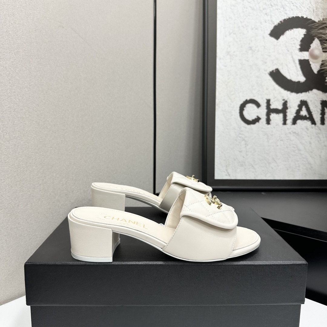 NO:710936,2026★★★★★ Many celebrities and Internet celebrities are on their feet. This is a versatile series popularized by domestic and foreign bloggers. It is the first choice for spring and summer wardrobe must-have sandals. Upper sheepskin lining: imported crystal sheepskin lining Outsole original molded custom leather sole Shoe size: 35-39 (40, 41, custom-made, non-returnable) Delivery of luxury latest counters with simultaneous packaging, slippers, sandals, slippers, sheepskin198609092026★★★★★ 众多明星网红上脚,国内外博主刷爆的一个百搭系列,春夏衣橱搭配必备 凉鞋首选. 鞋面羊皮  内里: 进口水晶羊皮内里 大底原版开模定制真皮底 鞋码: 35-39（40、41、定做不退换） 配送豪华最新专柜同步包装,拖鞋,sandals,slippers,sheepskin,Women's Shoes