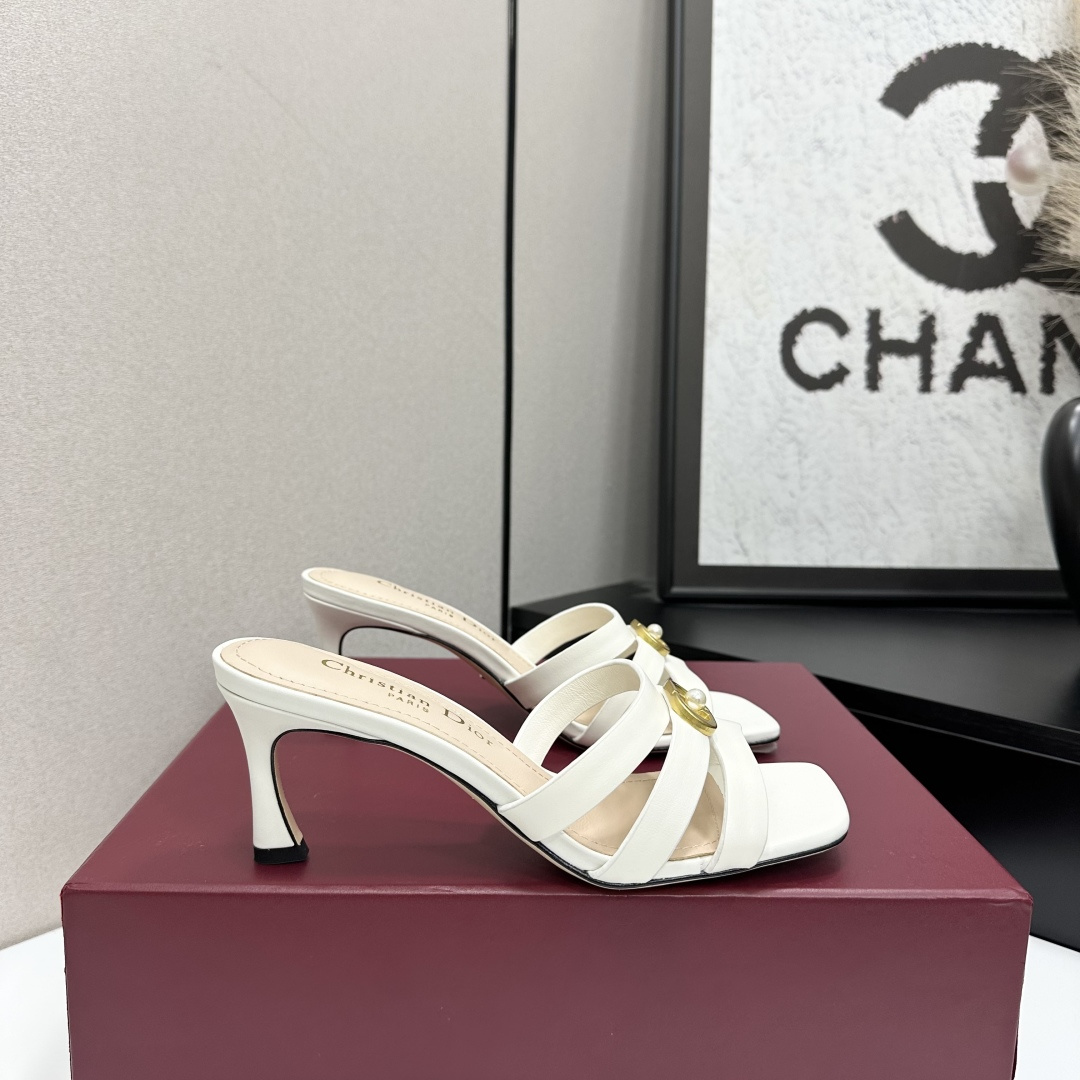 NO:710961,Dior | Dior's new early spring catwalk style fake style flat slippers!  Hard goods are on a new level!  Full of high-end feel!  A popular model among bloggers at home and abroad, it is retro, fashionable and looks great on your feet!  The official website’s main recommendation★ Original custom-made cowhide for the upper, imported water-dyed sheepskin lining for the lining, original leather outsole imported from Italy, shoe size: 35-41 (40 41 custom-made, non-returnable), high heels and slippers, dior, dior, high heels, slippers, cowhide, sheepskin, Leather soles19860909Dior | 迪奥早春新品走秀款假风平底拖鞋！ 硬货上新代购级别！高级感十足！国内外博主刷爆的一款,复古又时髦上脚美炸了！官网主推款★ 鞋面原版定做牛皮 内里进口水染羊皮里 意大利进口原色真皮大底 鞋码:35-41（40 41定做不退换）,高跟鞋拖鞋,dior,dior,high heels,slippers,cowhide,sheepskin,Leather soles,Women's Shoes