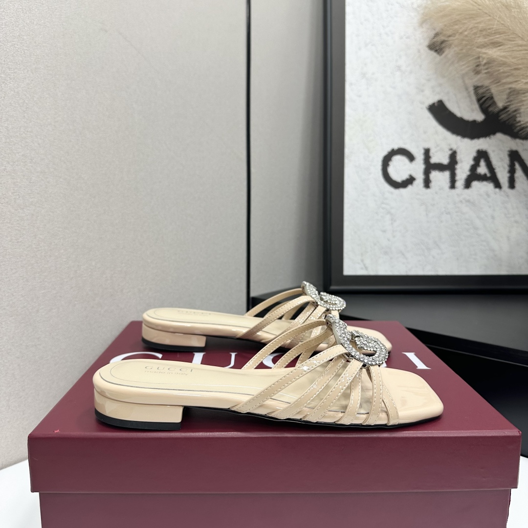 NO:710926,2026 New Spring New Gucci Early Spring Rhinestone Double G Thin Strap Slippers ———————————— Encrusted with fine rhinestones, they sparkle under the refraction of light. They are not exaggerated but have high-gloss recognition. They are the contemporary translation of the brand’s century-old DNA. The 8.5cm stiletto heel is tall and stylish. The feet of small people can naturally elongate the body proportions. The versatile attribute is suitable for all scenes. Paired with a silk suspender skirt, it is gentle and elegant for dating and commuting.  Pair it with high-waisted wide-leg pants and a simple shirt. It has a smart and modern style. Pair it with a floral tea dress. It is suitable for early spring vacations. It can easily become the finishing touch of the look. It is suitable for switching between day and night. The fabric is made of original patent leather/cow leather. The inner toe and toe are all sheepskin. The genuine leather outsole imported from Italy.  size35-39 (40/41/42 customized), slippers, gucci, slippers, skirts, shirts, cowhide, sheepskin, real silk, Leather soles198609092026新春新款 Gucci早春水钻双G细带拖鞋 ———————————— 满镶细碎水钻 光线折射下闪映莹润光泽 不浮夸却自带高光辨识度 既是品牌百年DNA的当代转译 8.5cm细高跟挺拔有型 小个子上脚可自然拉长身形比例 百搭属性适配全场景穿搭 搭配真丝吊带裙 是约会通勤的温柔奢雅 配高腰阔腿裤与简约衬衫 干练摩登格调 搭碎花茶歇裙 适配早春度假出行 轻松成为造型点睛之笔 昼夜切换造型皆得体出众. 面料采用原版漆皮/牛皮 内里踮脚均为羊皮 意大利进口真皮大底 size35-39（40/41/42定制）,拖鞋,gucci,slippers,skirts,shirts,cowhide,sheepskin,real silk,Leather soles,Women's Shoes