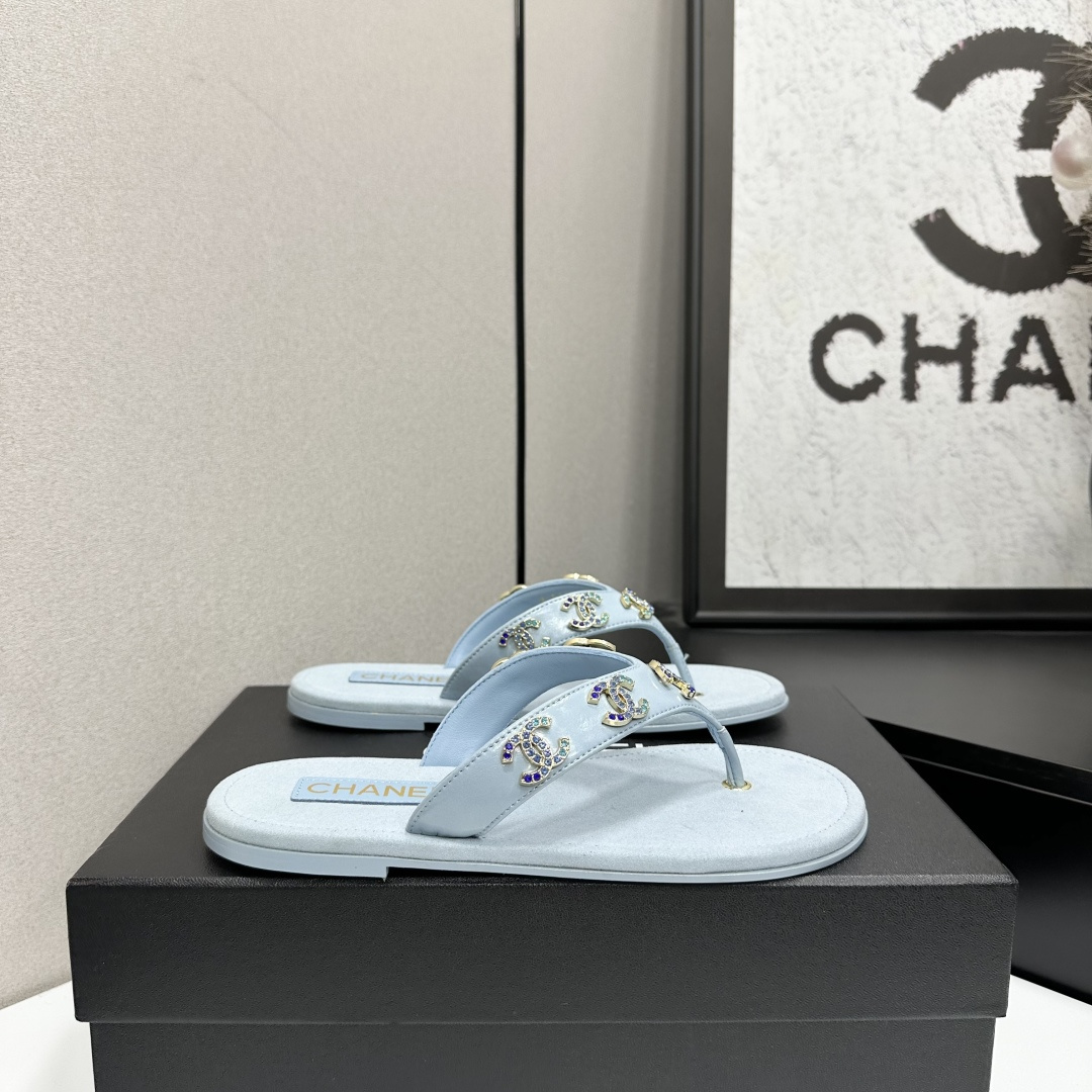 NO:710921,2025★★★★★ Many celebrities and internet celebrities are on their feet. This is a versatile series popularized by domestic and foreign bloggers. It is the first choice for spring and summer wardrobe must-have sandals. Upper imported sheepskin lining: imported crystal sheepskin lining outsole original molded custom leather sole Shoe size: 35-39 (34, 40, 41, customized, non-returnable) Delivery of luxurious and latest counter simultaneous packaging, split-toe shoes, sandals, sheepskin198609092025★★★★★ 众多明星网红上脚,国内外博主刷爆的一个百搭系列,春夏衣橱搭配必备 凉鞋首选. 鞋面进口羊皮  内里: 进口水晶羊皮内里 大底原版开模定制真皮底 鞋码: 35-39（34、40、41、定做不退换） 配送豪华最新专柜同步包装,分趾鞋,sandals,sheepskin,Women's Shoes