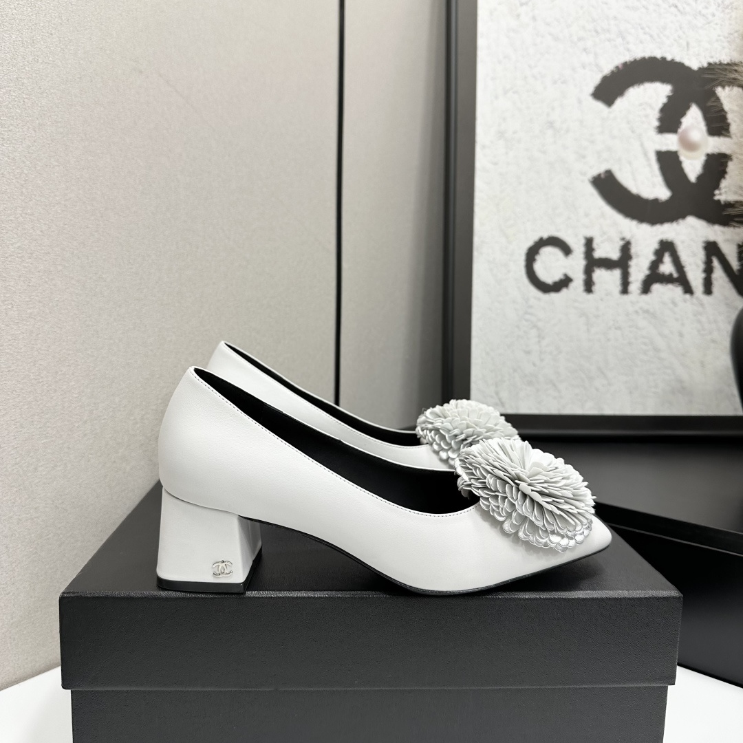 NO:710916,2026★★★★★ Many celebrity internet celebrities are on their feet, a versatile series popularized by domestic and foreign bloggers, the first choice for spring and summer wardrobe must-have sandals. Upper imported sheepskin lining: imported crystal sheepskin lining outsole original molded custom leather sole Shoe size: 35-39 (34, 40, 41, customized, non-returnable) Delivery of luxurious and latest counter synchronized packaging, high-heeled shoes, sandals, high heels, sheepskin198609092026★★★★★ 众多明星网红上脚,国内外博主刷爆的一个百搭系列,春夏衣橱搭配必备 凉鞋首选. 鞋面进口羊皮  内里: 进口水晶羊皮内里 大底原版开模定制真皮底 鞋码: 35-39（34、40、41、定做不退换） 配送豪华最新专柜同步包装,高跟鞋单鞋,sandals,high heels,sheepskin,Women's Shoes