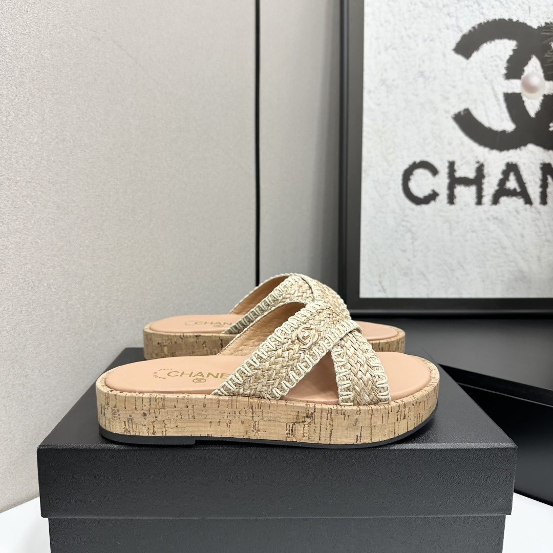 NO:710912,CHANE*｜Xiaoxiang’s classic double C woven thick-soled cross slippers turn a pair of slippers into an elegant business card for walking. This pair of slippers reconstructs relaxation with classics. Every detail is engraved with the style of the century-old brand. Iconic hand-woven cross design upper. Double C hardware is the highlight of the shoe body. The texture is low-key and not exaggerated. The classic logo inherited from 1925 to this day is not only a demonstration of the brand’s heritage, but also an unassuming confidence. The height of 4cm gold is invisible and increased.  Elongate the leg lines and have a 37/30 ratio, so even a small person can look upright. Pair it with a satin suspender skirt to look like a gentle daughter at a dinner party. Pair it with a linen suit and wide-leg trousers to look like an elegant lady in the workplace. Wear a long floral skirt to look like a girl on vacation in South France. Even if you go out in denim shorts, you can still have a casual and high-end look. After wearing it for many years, it is still fashionable. You must close your eyes to avoid stepping on the thunder!  The fabric is made of original customized material. The lining and toes are made of sheepskin. The original molded custom-made non-slip outsole is 35-39 (customized 40-41), slippers, chanel, slippers, skirts, shorts, business suit, sheepskin, gold19860909CHANE*｜小香经典双C编织厚底交叉拖鞋 让一双拖鞋成为行走的奢雅名片. 这双拖拖以经典重构松弛 每一处细节都镌刻着百年品牌的格调 标志性手工编织交叉设计鞋面 鞋身点睛双C五金 质感低调不浮夸 1925年传承至今的经典标识 既是品牌底蕴的彰显 是不张扬的底气 4cm黄金高度隐形增高 拉长腿部线条 三七分比例 小个子也能穿出挺拔气场 搭缎面吊带裙是晚宴温柔千金 配亚麻西装阔腿裤是职场奢雅御姐 穿碎花长裙是南法度假少女 哪怕踩个牛仔短裤出门 也能拿捏随性高级感. 穿多年依旧时髦不过时 必须闭眼入不踩雷！ 面料采用原版定制材质 内里踮脚均为羊皮 原版开模定制防滑大底 35-39（40-41定做）,拖鞋,chanel,slippers,skirts,shorts,business suit,sheepskin,gold,Women's Shoes