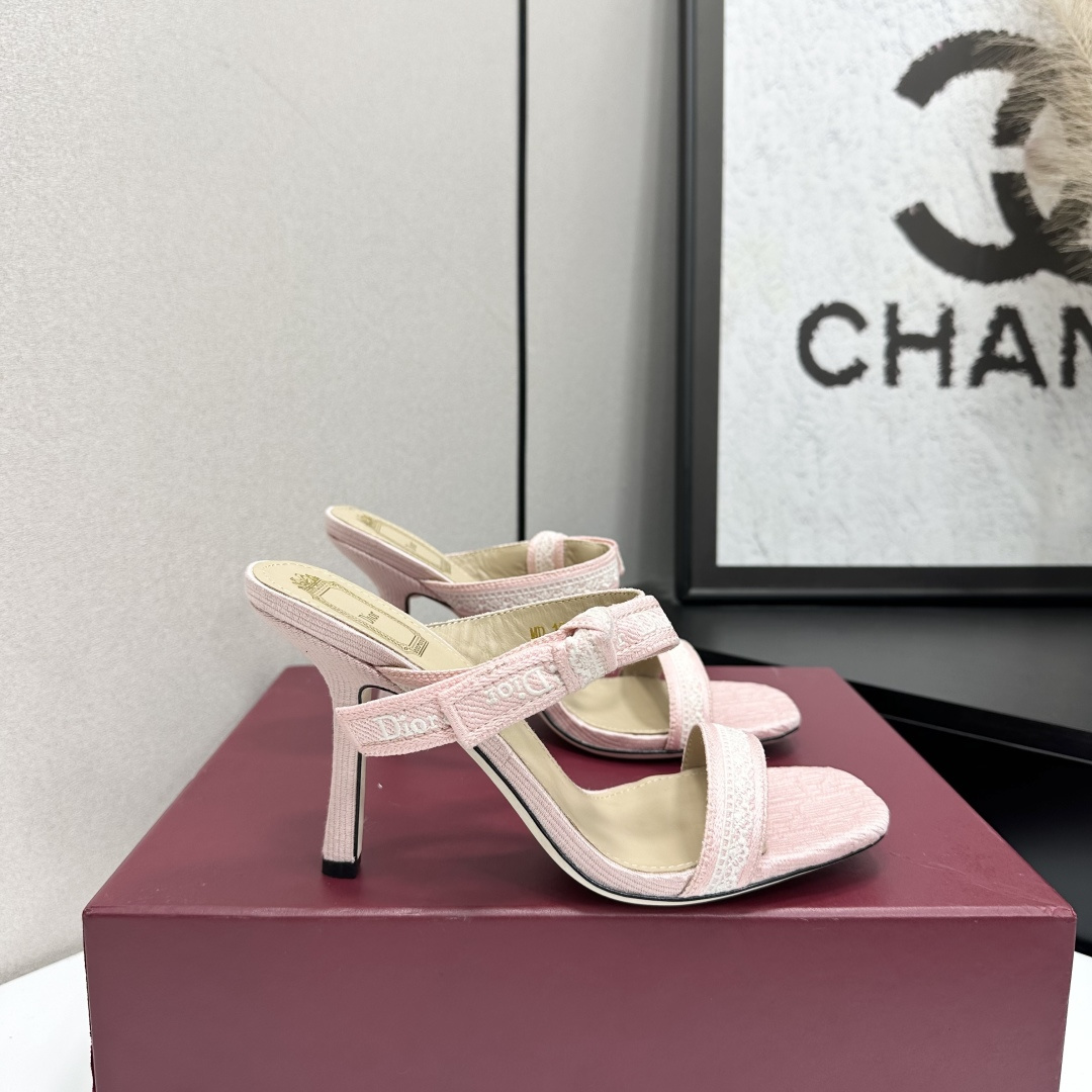NO:760628,J'ADIOR Dior 2026 early spring new ribbon bow high-heeled women's shoes. The same style as the star's CD letter logo flat-bottomed square-head hollow color-blocking shoes. The top version on the market. Material upper imported eco-friendly jacquard + water-dyed sheepskin lining + Italian genuine leather outsole. Heel height: high heel 9.5CM Size34-42 (34.40.41.42. Law of non-refundable), high heels, dior, dior, high  heels,sheepskin,leather soles19860909J'ADIOR 迪奥 Dior 2026早春新款织带蝴蝶结高跟女鞋 明星同款CD字母logo平底方头镂空拼色单鞋 市面顶级版本 材质鞋面进口环保提花+水染羊皮内里+意大利真皮大底 跟高:高跟9.5CM Size34-42（34.40.41.42.定律不退换）,高跟鞋,dior,dior,high heels,sheepskin,Leather soles,Women's Shoes