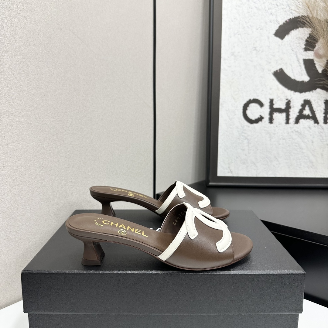 NO:782931,2026★★★★★ Many celebrities and internet celebrities are on their feet. A versatile series that has been popular among domestic and foreign bloggers. It is a must-have sandal for spring and summer wardrobes. Designed exclusively by Xiangjia. Upper sheepskin lining: Imported crystal sheepskin lining. Original molded custom leather outsole. Shoe size: 35-39 (40, 41, custom-made, non-returnable)  Delivery of luxury latest counters with simultaneous packaging, slippers, chanel, slippers, sheepskin, Leather soles198609092026★★★★★ 众多明星网红上脚,国内外博主刷爆的一个百搭系列,春夏衣橱搭配必备 凉拖首选.设计香家专属 鞋面羊皮  内里: 进口水晶羊皮内里 大底原版开模定制真皮大底 鞋码: 35-39（40、41、定做不退换） 配送豪华最新专柜同步包装,拖鞋,chanel,slippers,sheepskin,Leather soles,Women's Shoes