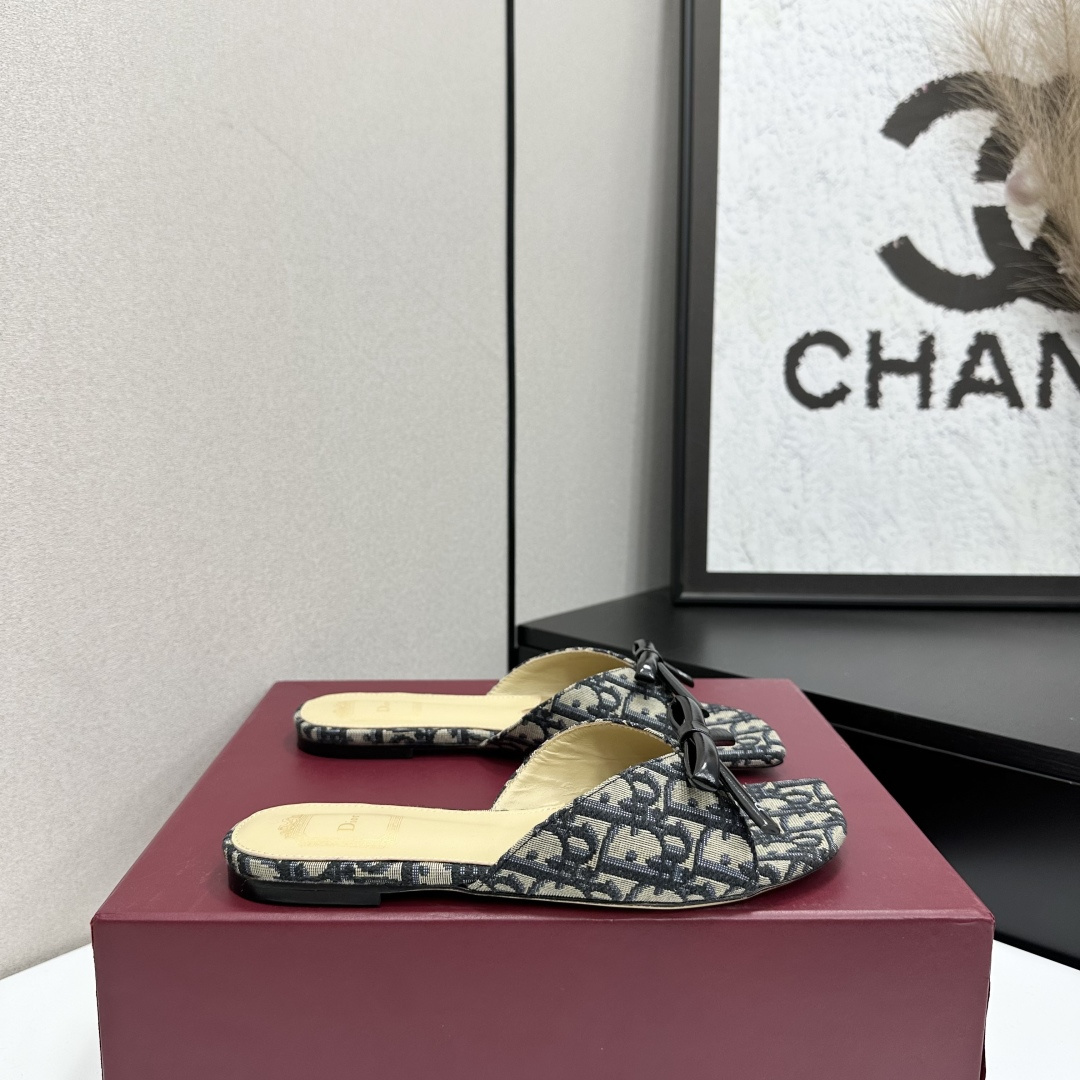 NO:784709,26 Dior Dior new square-toe fish-mouth slippers. The bow decoration on the toe highlights the femininity of the brand logo. They are elegant and refined. They are so beautiful. This season’s Dior sandals are really not to be missed!  The back half is made of calfskin with a tear-edge fabric bow design, which gives people a particularly comfortable feeling and can add elegance to various styles. The upper is imported first-layer cowhide (real silk cloth), the lining is lambskin, and the outsole is Italian genuine leather. Size 35-42 (41 42 customization is non-returnable) Price, slippers, dior, dior, sandals, slippers, cowhide, sheepskin, real silk, Leather soles1986090926款Dior 迪奥新款方头鱼嘴拖鞋 鞋头蝴蝶结装饰彰显品牌标志满满的女人味,又优雅又精致,实在是太好看了.这一季的迪奥凉鞋真的不能错过！后半用小牛皮制作撕边布蝴蝶结设计 给人一种特别舒服的感觉 可为各式造型增添优雅气质. 鞋面进口头层牛皮（真丝布） 内里垫脚小羊皮 大底意大利真皮大底  尺码35-42（41 42定制不退货） 价格,拖鞋,dior,dior,sandals,slippers,cowhide,sheepskin,real silk,Leather soles,Women's Shoes