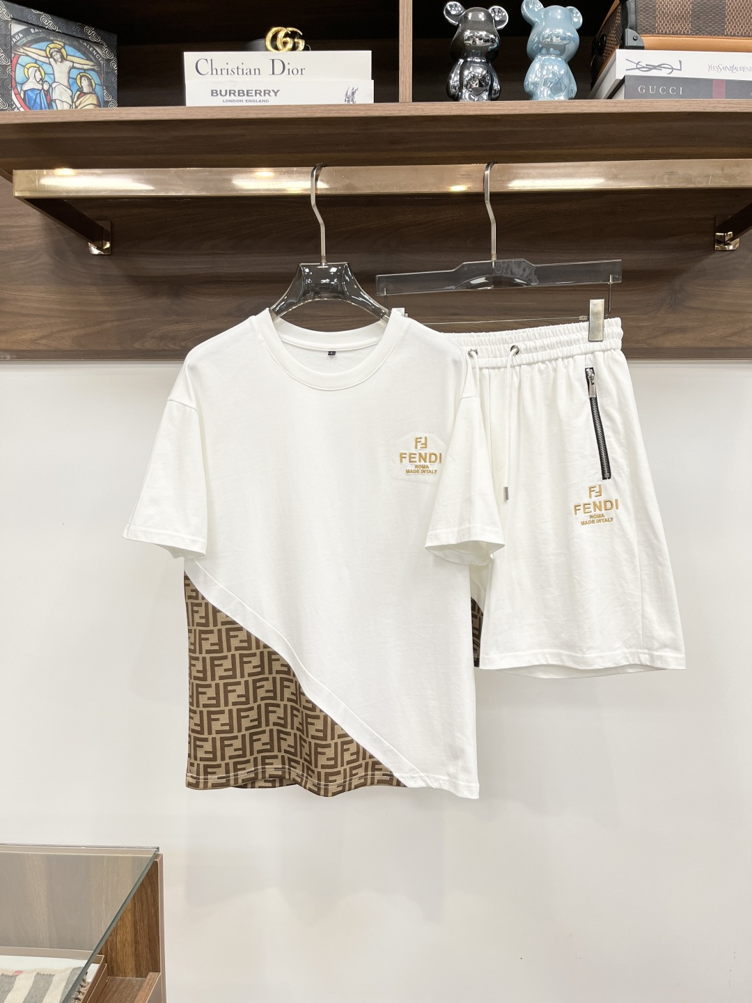 NO:486245,FENDI has complete three standards. 2025 summer new men's casual short-sleeved shorts suit, customized fabric, soft and comfortable, breathable, elastic and comfortable, impeccable details, top-level auxiliary materials, original logo design concept, delicate and soft feel!  The upper body style is excellent!  Refreshing, comfortable and versatile summer model. Size M-XXXL order to report height and weight!  ,fendi,fendi,shorts,T-shirt,alexander wang19860909FENDI 芬迪 三标齐全 2025夏季新款男士休闲短袖短裤套装,定制面料 柔软舒适 透气弹力舒适度极高,细节无可挑剔,顶级辅料配备,原版logo设计理念,手感细腻柔软！上身版型超赞！夏季清爽舒适百搭款 尺码M-XXXL下单报身高体重！,,fendi,fendi,shorts,T-shirt,alexander wang,Men's clothing