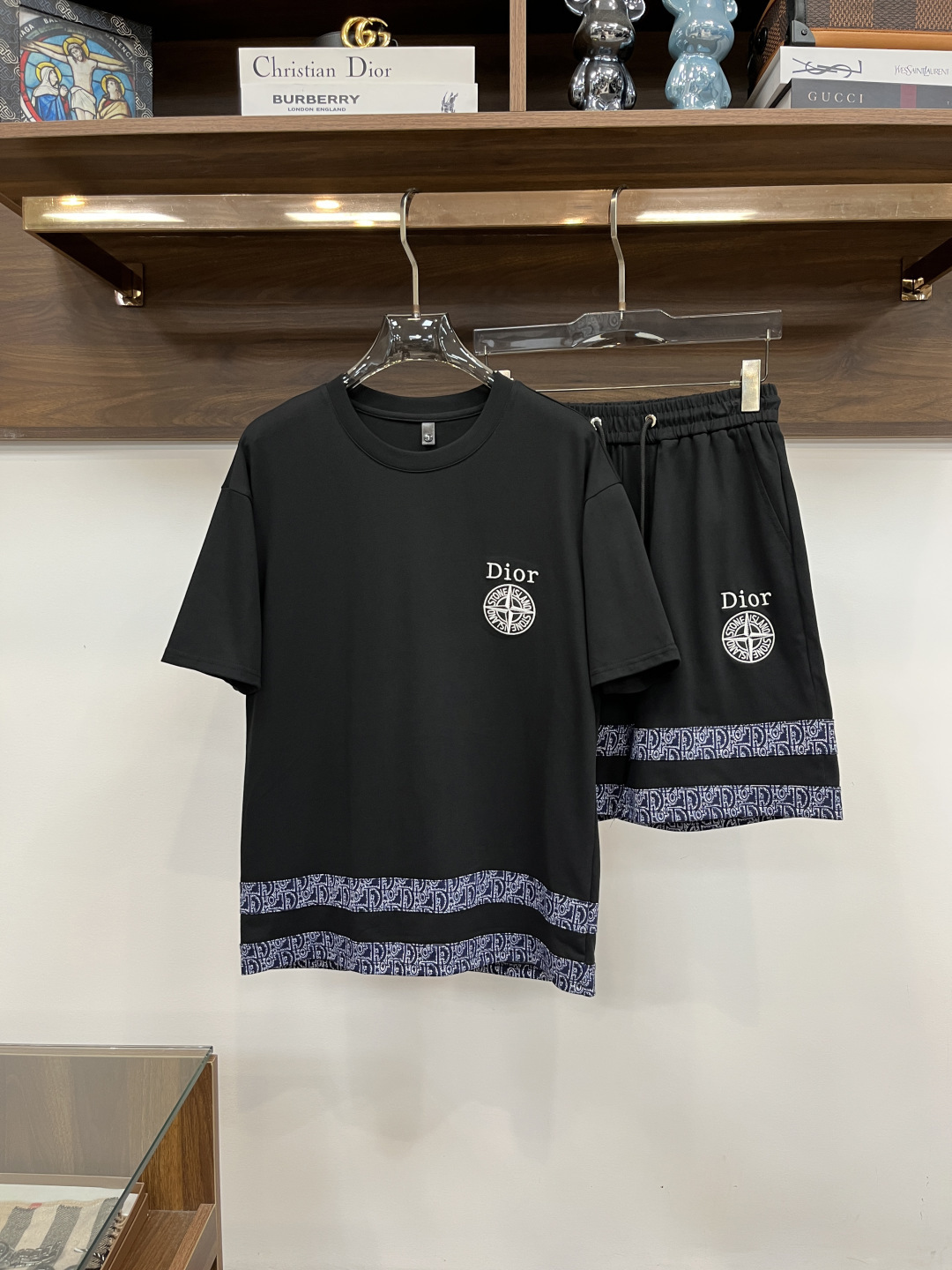 NO:486250,Dior has complete three standards. The new 2025 summer casual short-sleeved shorts suit for men, customized fabric, soft and comfortable, breathable, elastic and comfortable, impeccable details, top-level auxiliary materials, original logo design concept, delicate and soft feel!  The upper body style is excellent!  Refreshing, comfortable and versatile summer model. Size M-XXXL order to report height and weight!  ,dior,dior,shorts,T-shirt,alexander wang19860909Dior 迪奥 三标齐全 2025夏季新款男士休闲短袖短裤套装,定制面料 柔软舒适 透气弹力舒适度极高,细节无可挑剔,顶级辅料配备,原版logo设计理念,手感细腻柔软！上身版型超赞！夏季清爽舒适百搭款 尺码M-XXXL下单报身高体重！,,dior,dior,shorts,T-shirt,alexander wang,Men's clothing