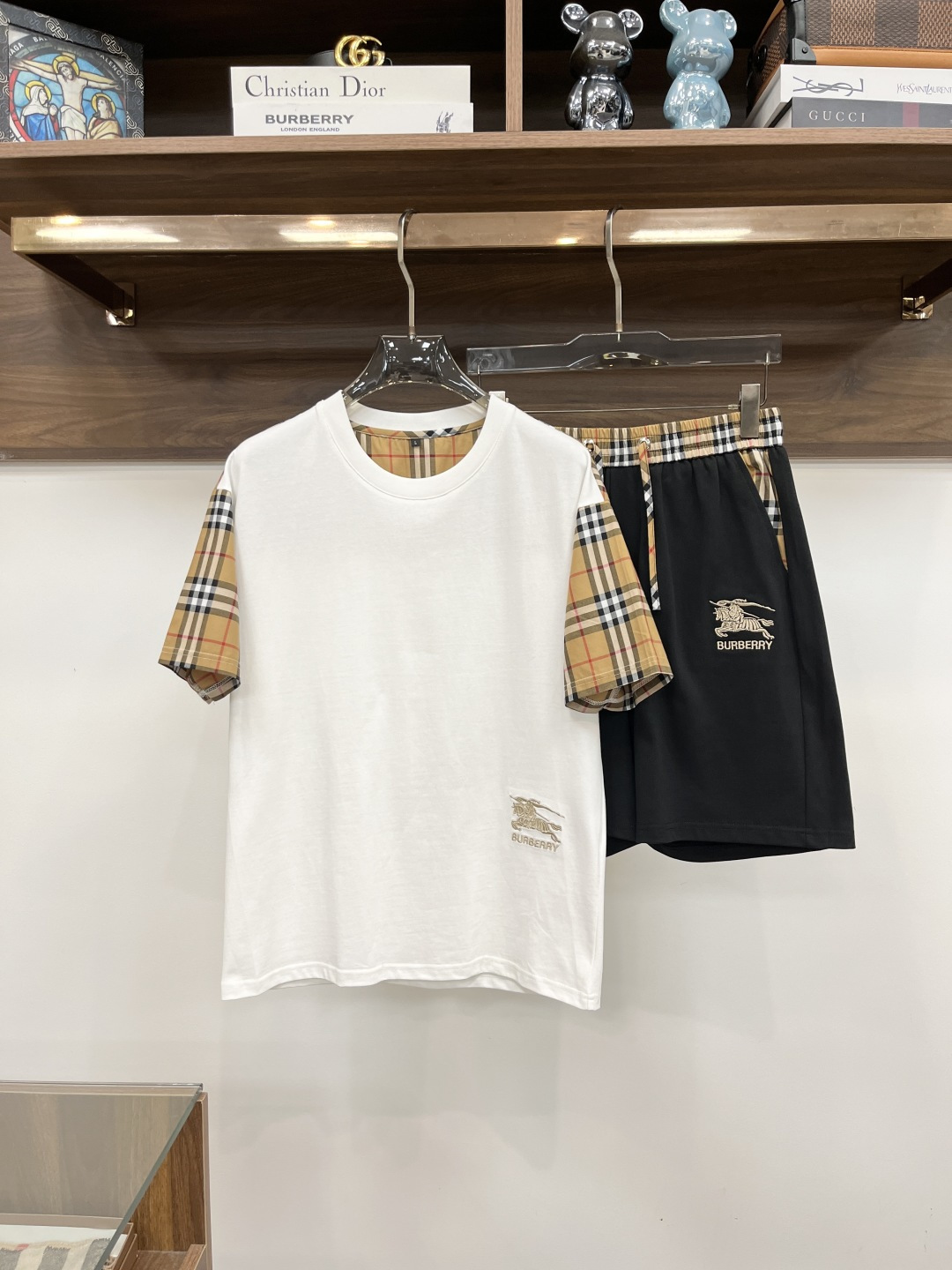 NO:486240,BURBERRY has complete three standards. The new 2025 summer new men's casual short-sleeved shorts suit, customized fabric, soft and comfortable, breathable, elastic and comfortable, impeccable details, top-level auxiliary materials, original logo design concept, delicate and soft feel!  The upper body style is excellent!  Refreshing, comfortable and versatile summer model. Size M-XXXL order to report height and weight!  ,burberry,burberry,shorts,T-shirt,alexander wang19860909BURBERRY 巴宝莉 三标齐全 2025夏季新款男士休闲短袖短裤套装,定制面料 柔软舒适 透气弹力舒适度极高,细节无可挑剔,顶级辅料配备,原版logo设计理念,手感细腻柔软！上身版型超赞！夏季清爽舒适百搭款 尺码M-XXXL下单报身高体重！,,burberry,burberry,shorts,T-shirt,alexander wang,Men's clothing