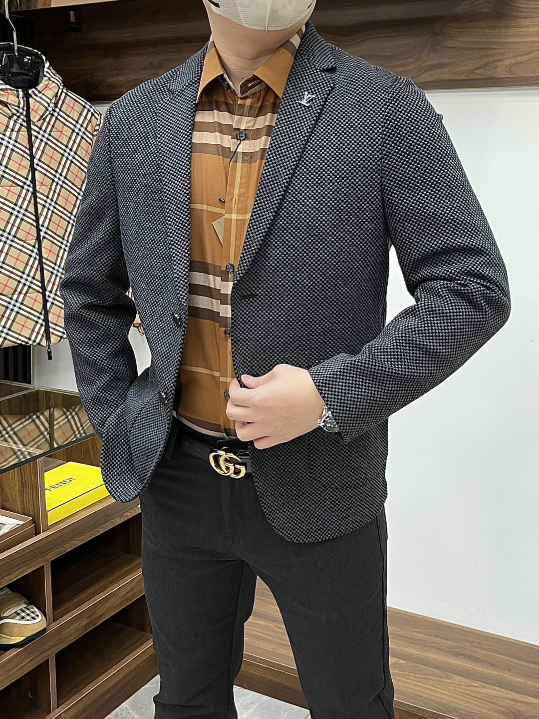 NO:725759,(Available after the New Year) LV Louis Vuitton - 2026ss autumn and winter new products foreign trade company order Fashion boutique suit jacket, customized high-quality polyester fiber fabric!  Logo design with top fashion big-name elements, complete with three standards!  Original hardware accessories, smooth lines, exquisite craftsmanship, awesome upper body shape, comfortable fabrics, windproof and warm, it is very fashionable, handsome and a must-have for casual and fashionable men with any combination!  Sizes M-3XL can fit up to 190 pounds!  ,,louis vuitton,louis vuitton,jackets & coats,business suit,19860909（可年后） LV 路易威登- 2026ss秋冬新品外贸公司订单 时尚精品西装外套,定制高品质聚酯纤维面料！顶级时尚大牌元素logo设计,三标齐全！原版五金辅料,线条流畅,工艺精致,上身版型超赞,面料舒适,挡风保暖,随意搭配都非常时尚帅气休闲时尚男仕必备款哦！尺码M-3XL 最大可穿190斤！,,louis vuitton,louis vuitton,jackets & coats,business suit,,Men's clothing