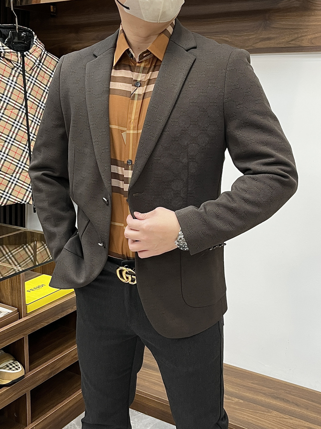 NO:725752,(Available after the New Year) miu miu-2026ss autumn and winter new product foreign trade company order Fashion boutique suit jacket, customized high-quality polyester fiber fabric!  Logo design with top fashion big-name elements, complete with three standards!  Original hardware accessories, smooth lines, exquisite craftsmanship, awesome upper body shape, comfortable fabrics, windproof and warm, it is very fashionable, handsome and a must-have for casual and fashionable men with any combination!  Sizes M-3XL can fit up to 190 pounds!  ,,miumiu,jackets & coats,business suit,19860909（可年后） miu miu谬谬- 2026ss秋冬新品外贸公司订单 时尚精品西装外套,定制高品质聚酯纤维面料！顶级时尚大牌元素logo设计,三标齐全！原版五金辅料,线条流畅,工艺精致,上身版型超赞,面料舒适,挡风保暖,随意搭配都非常时尚帅气休闲时尚男仕必备款哦！尺码M-3XL 最大可穿190斤！,,miumiu,jackets & coats,business suit,,Men's clothing