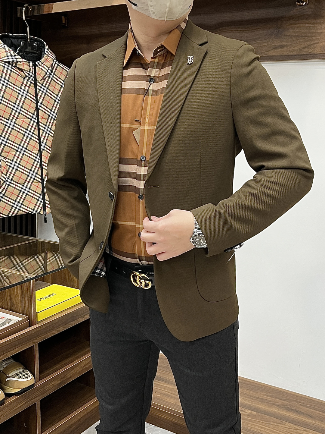 NO:725775,(Available after the New Year) BURBERRY - ss autumn and winter new product foreign trade company order Fashion boutique suit jacket, customized high-quality polyester fiber fabric!  Logo design with top fashion big-name elements, complete with three standards!  Original hardware accessories, smooth lines, exquisite craftsmanship, awesome upper body shape, comfortable fabrics, windproof and warm, it is very fashionable, handsome and a must-have for casual and fashionable men with any combination!  Sizes M-3XL can fit up to 190 pounds!  ,,burberry,burberry,jackets & coats,business suit,19860909（可年后） BURBERRY 巴宝莉- ss秋冬新品外贸公司订单 时尚精品西装外套,定制高品质聚酯纤维面料！顶级时尚大牌元素logo设计,三标齐全！原版五金辅料,线条流畅,工艺精致,上身版型超赞,面料舒适,挡风保暖,随意搭配都非常时尚帅气休闲时尚男仕必备款哦！尺码M-3XL 最大可穿190斤！,,burberry,burberry,jackets & coats,business suit,,Men's clothing