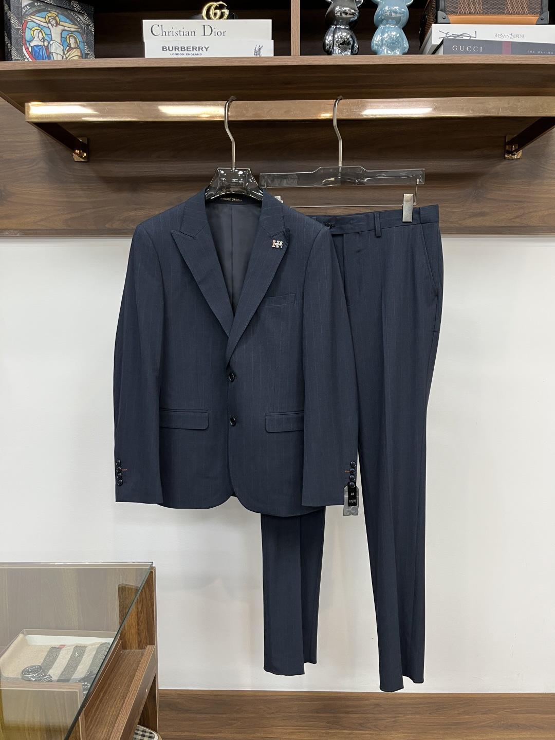 NO:877352,HERMES-6ss casual business suit is a fashionable and comfortable product, made of polyester fiber and wool blend. It allows you to show your style confidently and appropriately in various occasions. With modern element locks, it presents the most cutting-edge style and fashionable wearing effect, highlighting your strong aura and high luxury taste!  The classic lapel collar interprets the casual style, customized hardware logo, and high-end fashion details show elegance!  Size 46-56 is equivalent to - size (M-4XL). Please quote your height and weight for ordering.,,hermes,hermes,business suit,19860909HERMES 爱马仕-6ss休闲商务西装套装时尚而舒适的产品,聚酯纤维羊毛混纺.让您在各种场合中都能自信、得体地展现风采.搭配现代化元素锁扣,呈现最前沿的格调与时尚的穿着效果,彰显强大的气场与高奢品味！经典的翻驳领,诠释休闲大气范,定制五金logo标志,高端时尚细节之处尽显典雅品格！码数46-56相当于-码（M-4XL）下单报身高体重配货.,,hermes,hermes,business suit,,Men's clothing