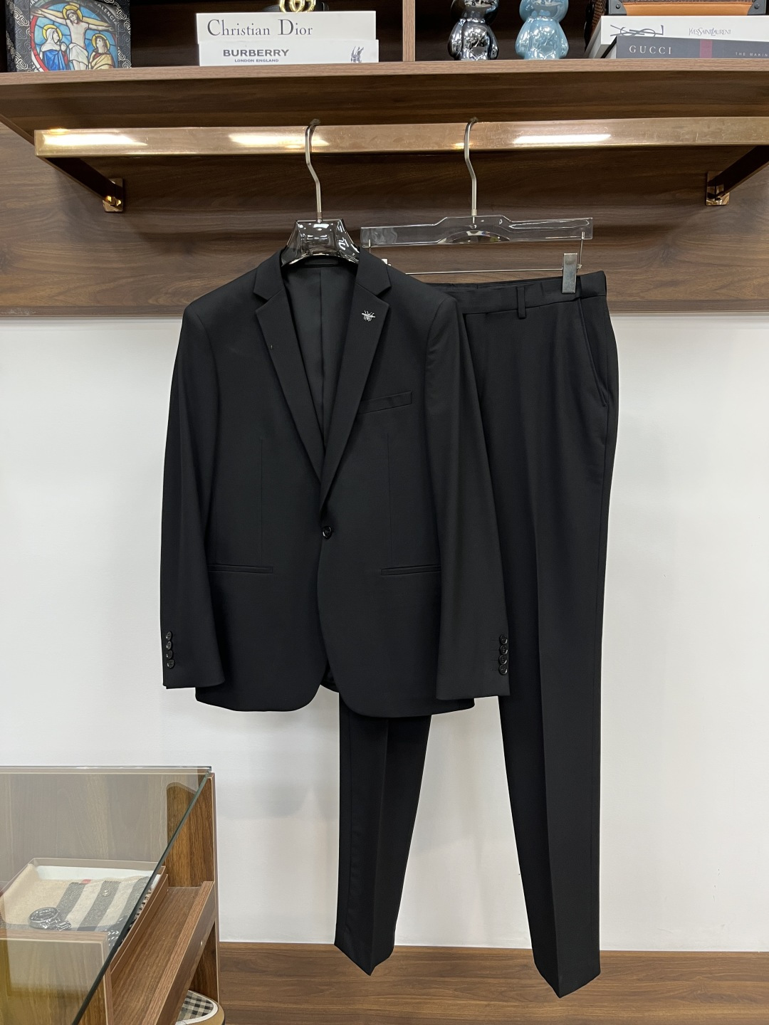 NO:877355,Dior-6ss casual business suit is a fashionable and comfortable product, made of polyester fiber and wool blend. It allows you to show your style confidently and appropriately in various occasions. With modern element locks, it presents the most cutting-edge style and fashionable wearing effect, highlighting your strong aura and high luxury taste!  The classic lapel collar interprets the casual style, customized hardware logo, and high-end fashion details show elegance!  Size 46-56 is equivalent to - size (M-4XL). When placing an order, please state your height and weight for delivery.,, dior, dior, business suit,19860909Dior 迪奥-6ss休闲商务西装套装时尚而舒适的产品,聚酯纤维羊毛混纺.让您在各种场合中都能自信、得体地展现风采.搭配现代化元素锁扣,呈现最前沿的格调与时尚的穿着效果,彰显强大的气场与高奢品味！经典的翻驳领,诠释休闲大气范,定制五金logo标志,高端时尚细节之处尽显典雅品格！码数46-56相当于-码（M-4XL）下单报身高体重配货.,,dior,dior,business suit,,Men's clothing