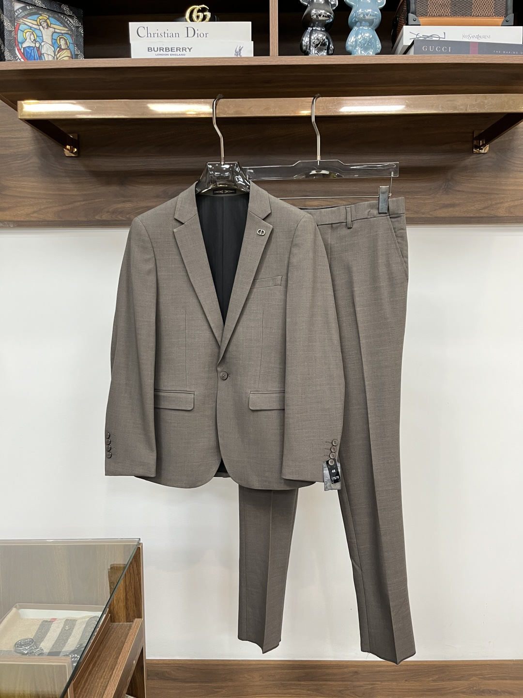 NO:877348,Dior-6ss casual business suit is a fashionable and comfortable product, made of polyester fiber and wool blend. It allows you to show your style confidently and appropriately in various occasions. With modern element locks, it presents the most cutting-edge style and fashionable wearing effect, highlighting your strong aura and high luxury taste!  The classic lapel collar interprets the casual style, customized hardware logo, and high-end fashion details show elegance!  Size 46-56 is equivalent to - size (M-4XL). When placing an order, please state your height and weight for delivery.,, dior, dior, business suit,19860909Dior 迪奥-6ss休闲商务西装套装时尚而舒适的产品,聚酯纤维羊毛混纺.让您在各种场合中都能自信、得体地展现风采.搭配现代化元素锁扣,呈现最前沿的格调与时尚的穿着效果,彰显强大的气场与高奢品味！经典的翻驳领,诠释休闲大气范,定制五金logo标志,高端时尚细节之处尽显典雅品格！码数46-56相当于-码（M-4XL）下单报身高体重配货.,,dior,dior,business suit,,Men's clothing