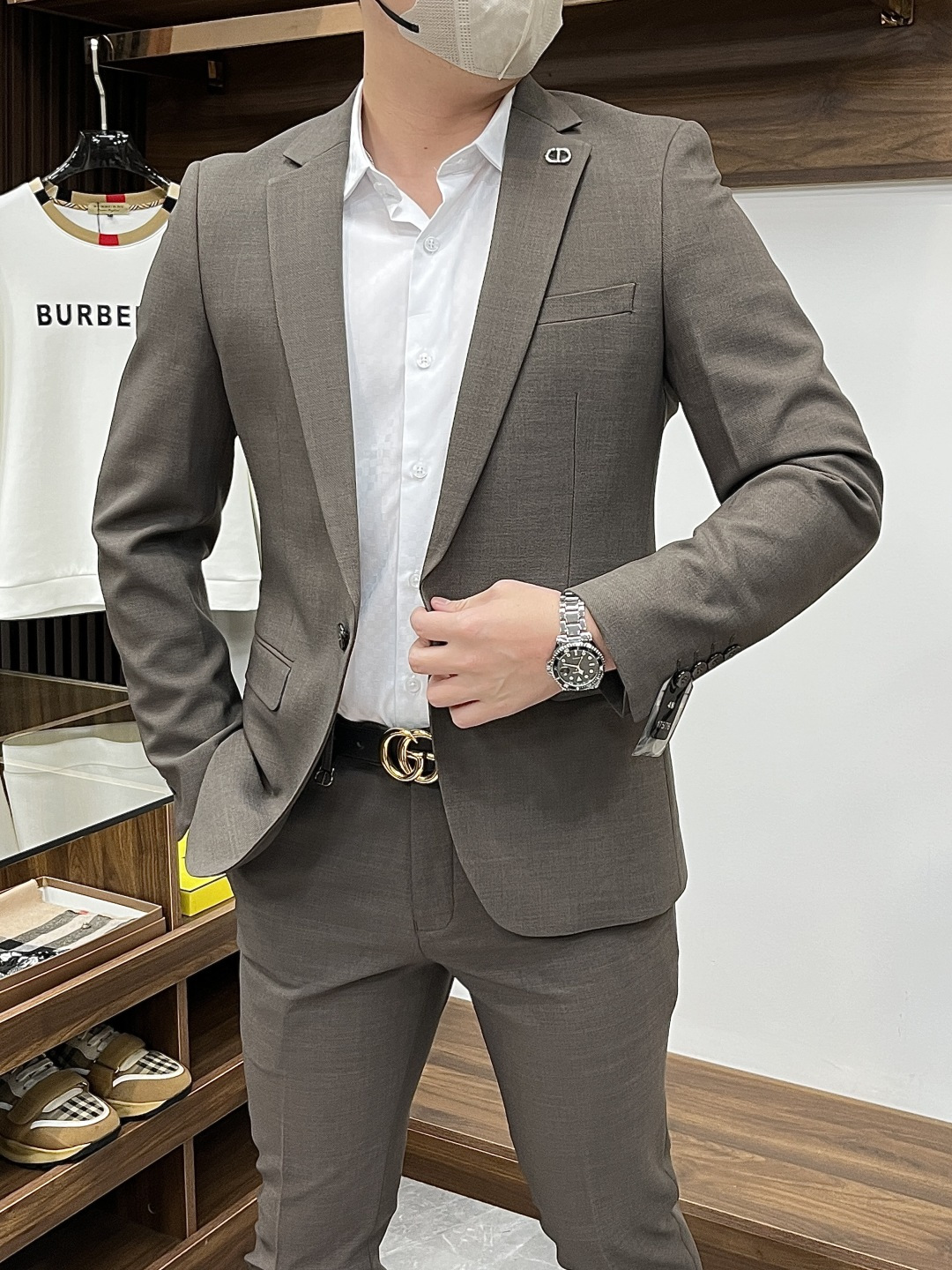 NO:918565,Dior-6ss casual business suit is a fashionable and comfortable product, made of polyester fiber and wool blend. It allows you to show your style confidently and appropriately in various occasions. With modern element locks, it presents the most cutting-edge style and fashionable wearing effect, highlighting your strong aura and high luxury taste!  The classic lapel collar interprets the casual style, customized hardware logo, and high-end fashion details show elegance!  Size 46-56 is equivalent to - size (M-4XL). When placing an order, please state your height and weight for delivery.,, dior, dior, business suit,19860909Dior 迪奥-6ss休闲商务西装套装时尚而舒适的产品,聚酯纤维羊毛混纺.让您在各种场合中都能自信、得体地展现风采.搭配现代化元素锁扣,呈现最前沿的格调与时尚的穿着效果,彰显强大的气场与高奢品味！经典的翻驳领,诠释休闲大气范,定制五金logo标志,高端时尚细节之处尽显典雅品格！码数46-56相当于-码（M-4XL）下单报身高体重配货.,,dior,dior,business suit,,Men's clothing