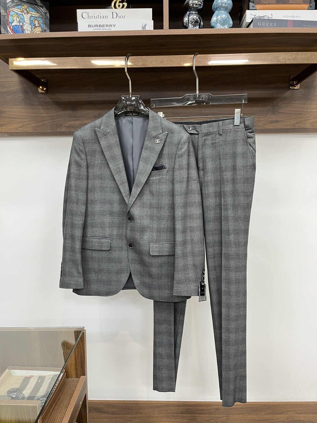 NO:877341,DG Dolce & Gabbana-6ss casual business suit is a fashionable and comfortable product, made of polyester fiber and wool blend. It allows you to show your style confidently and appropriately in various occasions. With modern element locks, it presents the most cutting-edge style and fashionable wearing effect, highlighting your strong aura and high luxury taste!  The classic lapel collar interprets the casual style, customized hardware logo, and high-end fashion details show elegance!  Sizes 46-56 are equivalent to - sizes (M-4XL). When placing an order, please state your height and weight for delivery.,,Dolce&Gabbana,business suit,19860909DG 杜嘉班纳-6ss休闲商务西装套装时尚而舒适的产品,聚酯纤维羊毛混纺.让您在各种场合中都能自信、得体地展现风采.搭配现代化元素锁扣,呈现最前沿的格调与时尚的穿着效果,彰显强大的气场与高奢品味！经典的翻驳领,诠释休闲大气范,定制五金logo标志,高端时尚细节之处尽显典雅品格！码数46-56相当于-码（M-4XL）下单报身高体重配货.,,Dolce&Gabbana,business suit,,Men's clothing