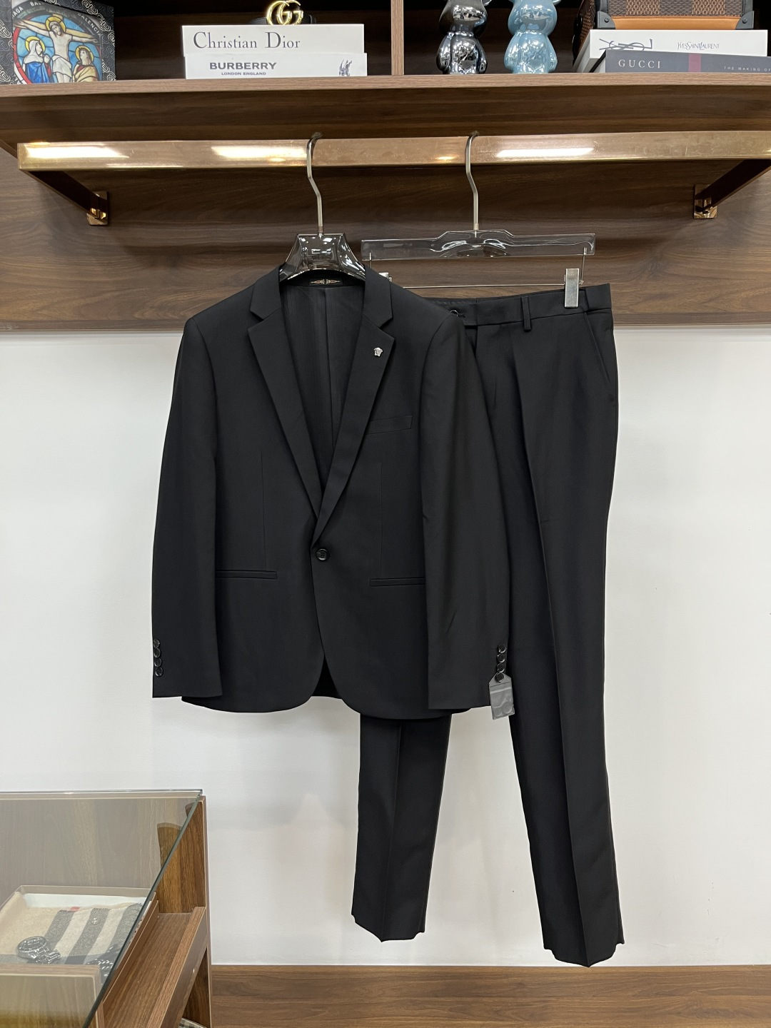 NO:877344,VERSACE Versace-6ss casual business suit is a fashionable and comfortable product, made of polyester fiber and wool blend. It allows you to show your style confidently and appropriately in various occasions. With modern element locks, it presents the most cutting-edge style and fashionable wearing effect, highlighting your strong aura and high luxury taste!  The classic lapel collar interprets the casual style, customized hardware logo, and high-end fashion details show elegance!  Size 46-56 is equivalent to - size (M-4XL). When placing an order, please state your height and weight for delivery.,,versace,versace,business suit,19860909VERSACE 范思哲-6ss休闲商务西装套装时尚而舒适的产品,聚酯纤维羊毛混纺.让您在各种场合中都能自信、得体地展现风采.搭配现代化元素锁扣,呈现最前沿的格调与时尚的穿着效果,彰显强大的气场与高奢品味！经典的翻驳领,诠释休闲大气范,定制五金logo标志,高端时尚细节之处尽显典雅品格！码数46-56相当于-码（M-4XL）下单报身高体重配货.,,versace,versace,business suit,,Men's clothing
