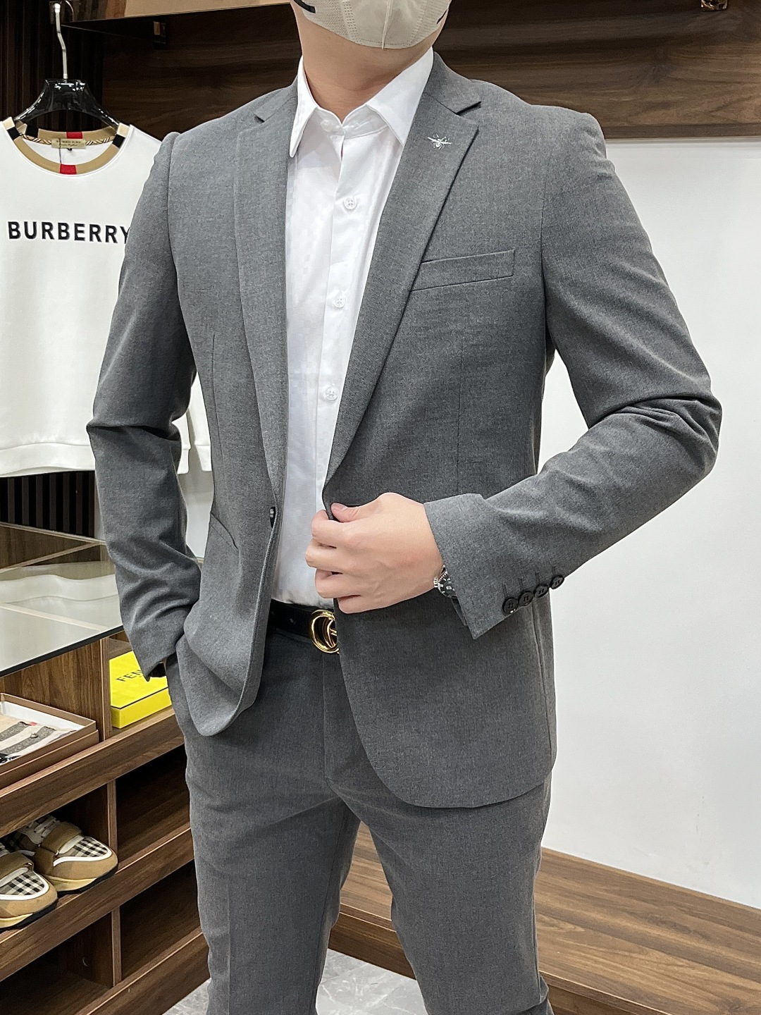 NO:877338,Dior-6ss casual business suit is a fashionable and comfortable product, made of polyester fiber and wool blend. It allows you to show your style confidently and appropriately in various occasions. With modern element locks, it presents the most cutting-edge style and fashionable wearing effect, highlighting your strong aura and high luxury taste!  The classic lapel collar interprets the casual style, customized hardware logo, and high-end fashion details show elegance!  Size 46-56 is equivalent to - size (M-4XL). When placing an order, please state your height and weight for delivery.,, dior, dior, business suit,19860909Dior 迪奥-6ss休闲商务西装套装时尚而舒适的产品,聚酯纤维羊毛混纺.让您在各种场合中都能自信、得体地展现风采.搭配现代化元素锁扣,呈现最前沿的格调与时尚的穿着效果,彰显强大的气场与高奢品味！经典的翻驳领,诠释休闲大气范,定制五金logo标志,高端时尚细节之处尽显典雅品格！码数46-56相当于-码（M-4XL）下单报身高体重配货.,,dior,dior,business suit,,Men's clothing
