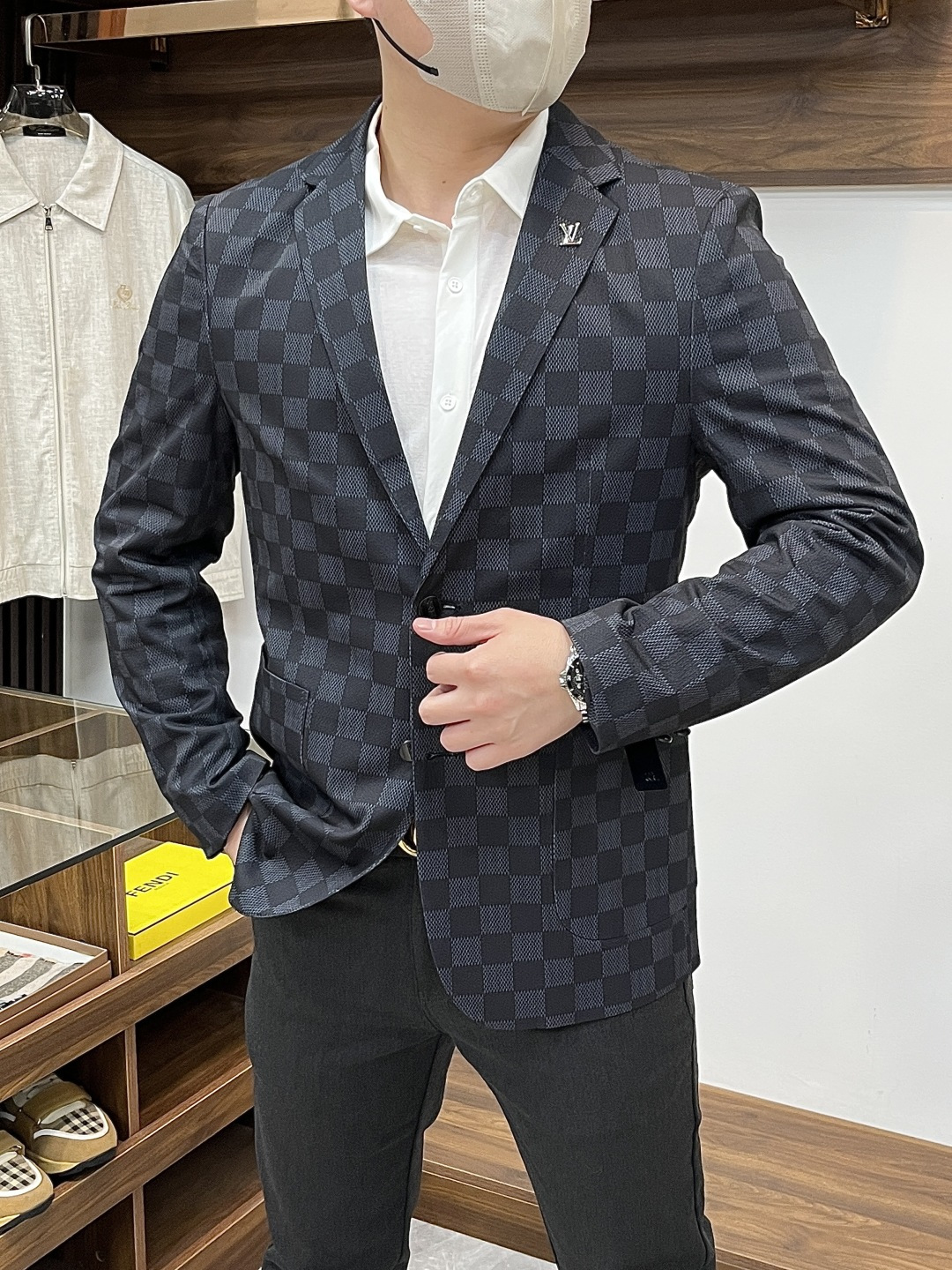 NO:871036,*LV Louis Vuitton's light and thin style, super value and super popular 2026 latest spring and summer new jackets and blazers, high-end light luxury items, simple, fashionable, calm and versatile, elegant, high-tech memory polyester fabric, not easy to wrinkle, fast recovery, luxurious like new, windproof, waterproof, quick-drying hardware, washable mark, conspicuous brand logo, meticulous workmanship, impeccable, palace-level luxury fashion model, world-class design, showing perfect quality in every detail!  Size M-4XL Please state your height and weight when placing an order!  ,,louis vuitton,louis vuitton,jackets & coats,jackets & coats,business suit,19860909*LV 路易威登轻盈薄款超值超爆2026最新春夏新款夹克·西装外套高级轻奢单品简约时尚从容百搭大气优雅高科技记忆聚酯面料不易起皱快速复原奢华如新防风防水速干五金洗水唛显眼的品牌标志做工细致精湛无可挑剔殿堂级奢华时尚典范全球一流设计所有细微处尽情展现完美品质！码数M-4XL下单敬请报身高体重！,,louis vuitton,louis vuitton,jackets & coats,jackets & coats,business suit,,Men's clothing