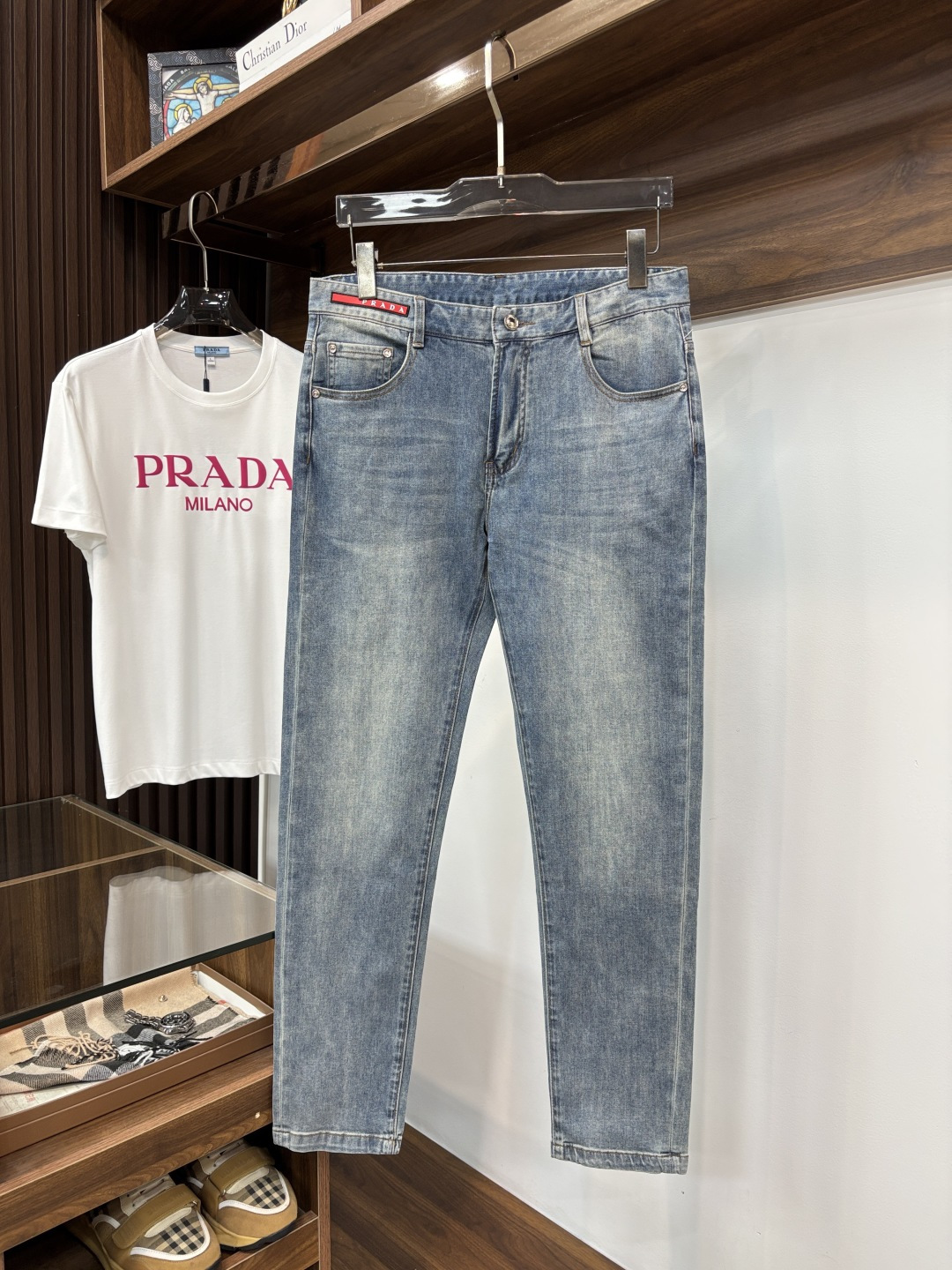 NO:871777,[PRADA] Spring new style 2026 official website high-end new products original order a few cool jeans, 100% original order versatile artifact!  This year's latest popular style design is made of denim fabric made of imported Turkish cotton. It is comfortable on the upper body and has a tall and stylish tailoring design!  Low-key yet luxurious, with a super-feeling upper body that is exquisite and lively, simplicity is beauty. It is perfect for everything, a must-have item for handsome men!  Original logo personality, fashion, charm, size 29-38, prada, prada, jeans,19860909【PRADA 普拉达】开春新款 2026官网高端新品原单少数帅爆牛仔裤,百分百原单 百搭神器！今年最新流行的风格设计款式,采用进口土耳其的棉花制作成的单宁布,上身舒适,剪裁设计挺拔有型！低调不失奢华 超有feel上身精致跃然,简单就是美.完爆一切,型男必备单品！原版logo个性 时尚 魅力码数29-38,,prada,prada,jeans,,Men's clothing