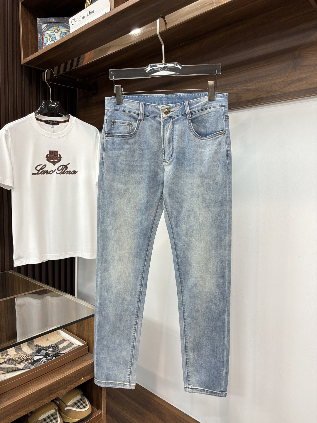 NO:831848,[Dior] Spring new style 2026 official website high-end new products original order a few cool jeans, 100% original order versatile artifact!  This year's latest popular style design is made of denim fabric made of imported Turkish cotton. It is comfortable on the upper body and has a tall and stylish tailoring design!  Low-key yet luxurious, with a super-feeling upper body that is exquisite and lively, simplicity is beauty. It is perfect for everything, a must-have item for handsome men!  Original logo personality, fashion, charm, code number 29-38, dior, dior, jeans,19860909【Dior 迪奥】开春新款 2026官网高端新品原单少数帅爆牛仔裤,百分百原单 百搭神器！今年最新流行的风格设计款式,采用进口土耳其的棉花制作成的单宁布,上身舒适,剪裁设计挺拔有型！低调不失奢华 超有feel上身精致跃然,简单就是美.完爆一切,型男必备单品！原版logo个性 时尚 魅力码数29-38,,dior,dior,jeans,,Men's clothing
