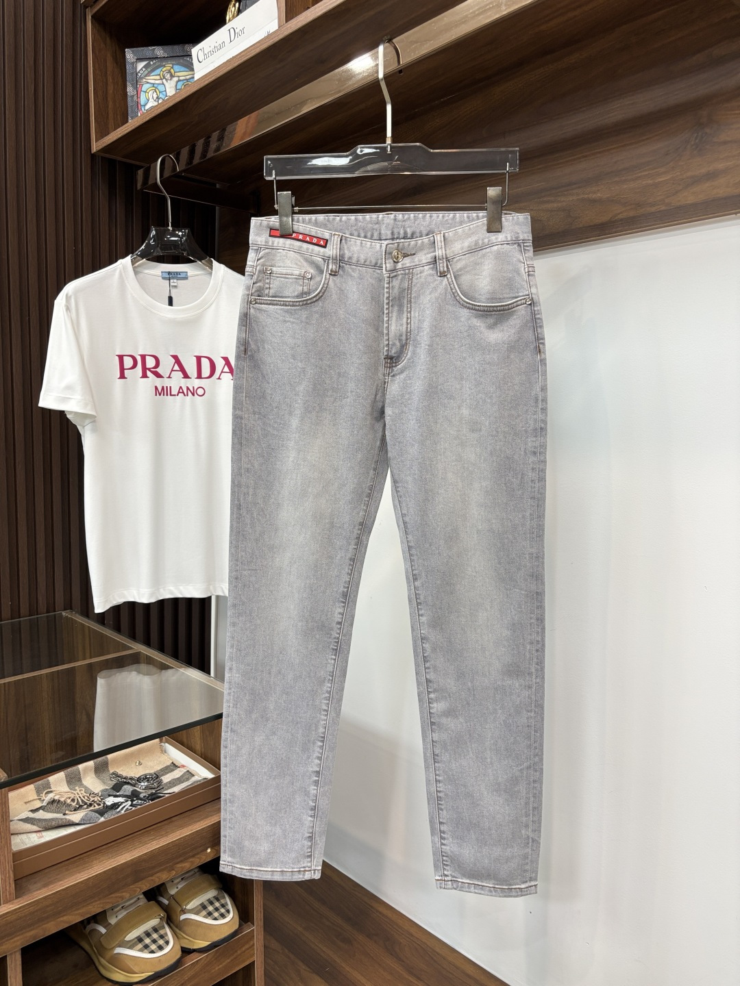 NO:871769,[PRADA] Spring new style 2026 official website high-end new products original order a few cool jeans, 100% original order versatile artifact!  This year's latest popular style design is made of denim fabric made of imported Turkish cotton. It is comfortable on the upper body and has a tall and stylish tailoring design!  Low-key yet luxurious, with a super-feeling upper body that is exquisite and lively, simplicity is beauty. It is perfect for everything, a must-have item for handsome men!  Original logo personality, fashion, charm, size 29-38, prada, prada, jeans,19860909【PRADA 普拉达】开春新款 2026官网高端新品原单少数帅爆牛仔裤,百分百原单 百搭神器！今年最新流行的风格设计款式,采用进口土耳其的棉花制作成的单宁布,上身舒适,剪裁设计挺拔有型！低调不失奢华 超有feel上身精致跃然,简单就是美.完爆一切,型男必备单品！原版logo个性 时尚 魅力码数29-38,,prada,prada,jeans,,Men's clothing