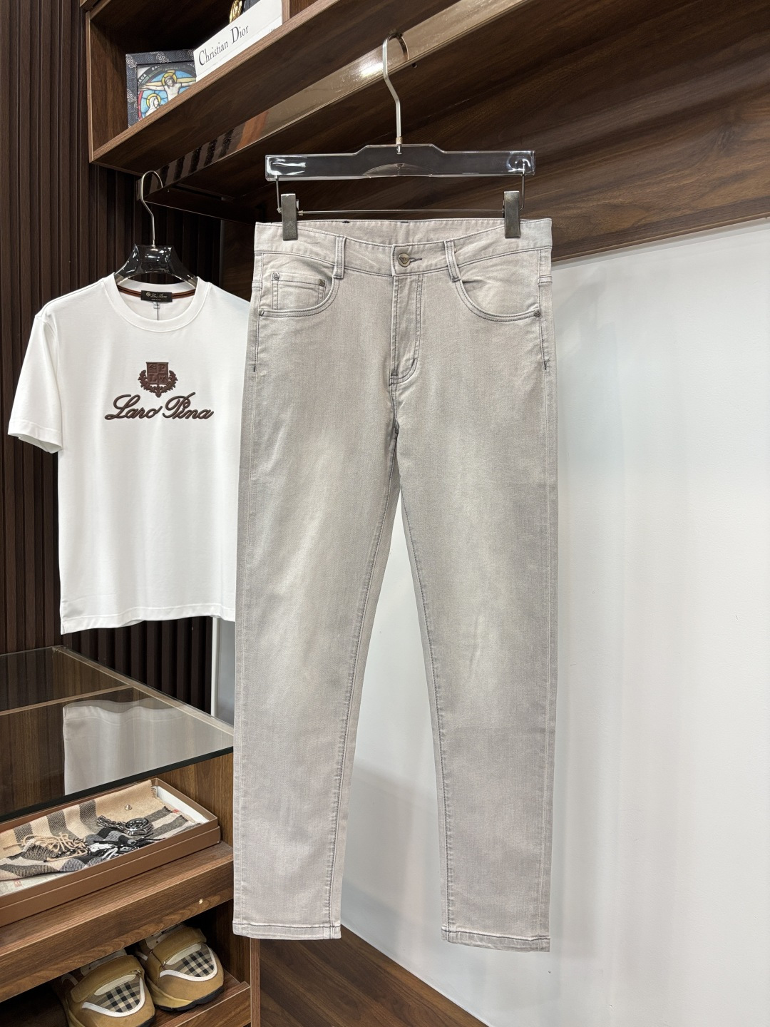 NO:831865,[ARMANI] Spring new style 2026 official website high-end new products original order few handsome jeans, 100% original order versatile artifact!  This year's latest popular style design is made of denim fabric made of imported Turkish cotton. It is comfortable on the upper body and has a tall and stylish tailoring design!  Low-key yet luxurious, with a super-feeling upper body that is exquisite and lively, simplicity is beauty. It is perfect for everything, a must-have item for handsome men!  Original logo personality, fashion, charm, size 29-38, armani, armani, jeans,19860909【ARMANI 阿玛尼】开春新款 2026官网高端新品原单少数帅爆牛仔裤,百分百原单 百搭神器！今年最新流行的风格设计款式,采用进口土耳其的棉花制作成的单宁布,上身舒适,剪裁设计挺拔有型！低调不失奢华 超有feel上身精致跃然,简单就是美.完爆一切,型男必备单品！原版logo个性 时尚 魅力码数29-38,,armani,armani,jeans,,Men's clothing