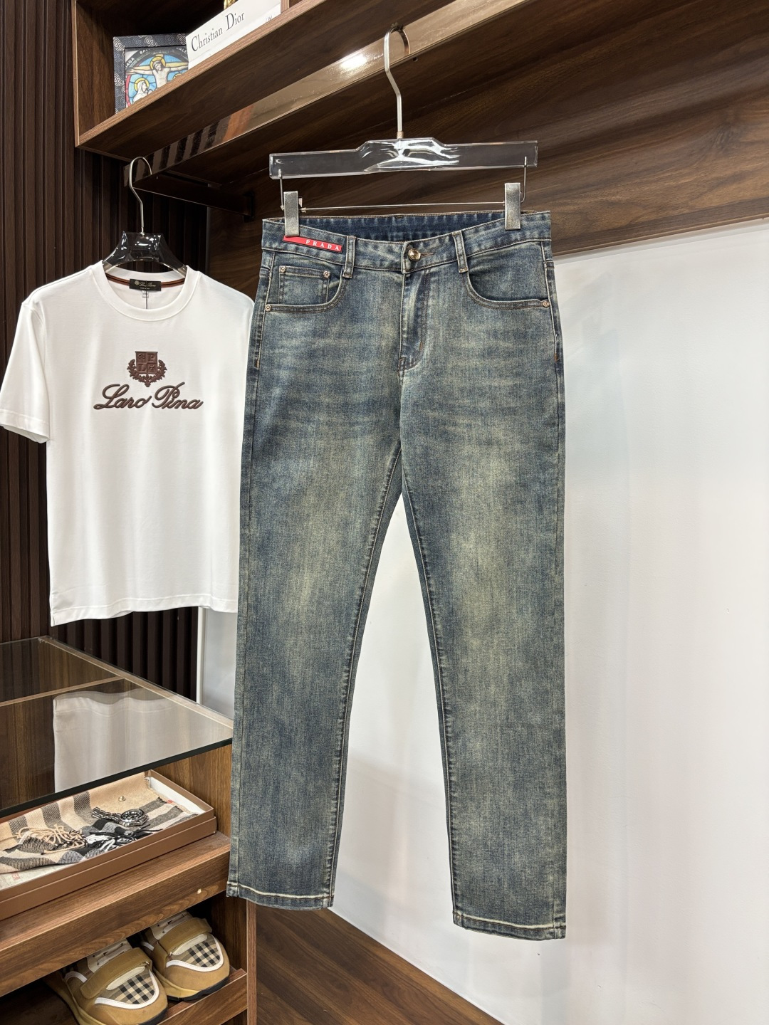 NO:871843,[PRADA] Spring new style 2026 official website high-end new products original order a few cool jeans, 100% original order versatile artifact!  This year's latest popular style design is made of denim fabric made of imported Turkish cotton. It is comfortable on the upper body and has a tall and stylish tailoring design!  Low-key yet luxurious, with a super-feeling upper body that is exquisite and lively, simplicity is beauty. It is perfect for everything, a must-have item for handsome men!  Original logo personality, fashion, charm, size 29-38, prada, prada, jeans,19860909【PRADA 普拉达】开春新款 2026官网高端新品原单少数帅爆牛仔裤,百分百原单 百搭神器！今年最新流行的风格设计款式,采用进口土耳其的棉花制作成的单宁布,上身舒适,剪裁设计挺拔有型！低调不失奢华 超有feel上身精致跃然,简单就是美.完爆一切,型男必备单品！原版logo个性 时尚 魅力码数29-38,,prada,prada,jeans,,Men's clothing