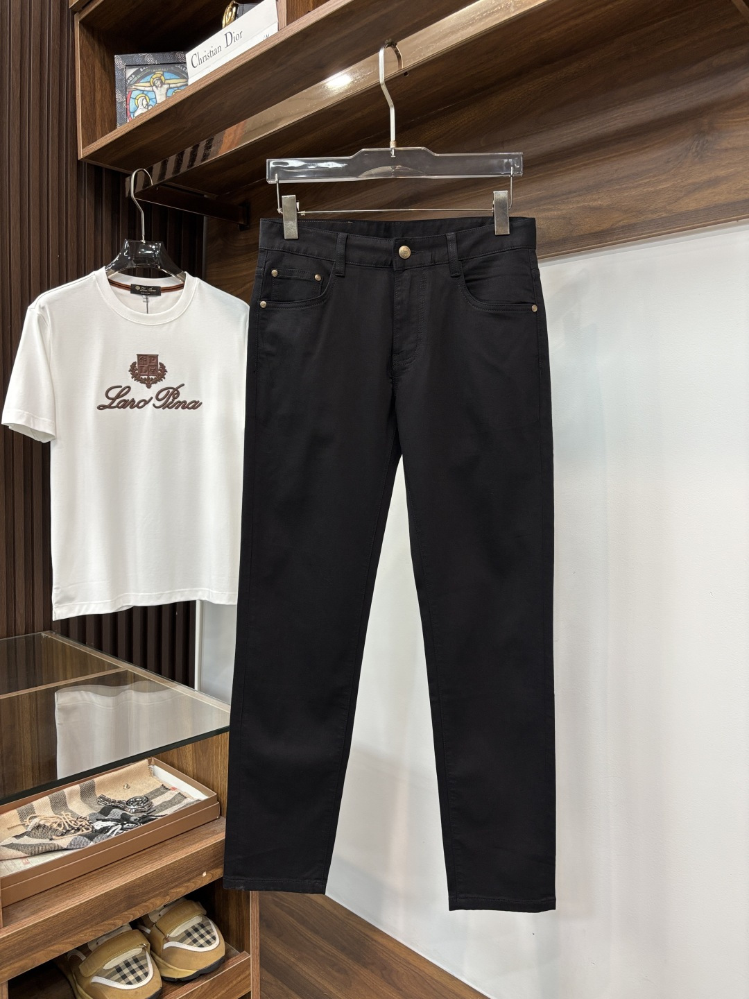 NO:831859,[LP] Spring new style 2026 official website high-end new products original order few handsome jeans, 100% original order versatile artifact!  This year's latest popular style design is made of denim fabric made of imported Turkish cotton. It is comfortable on the upper body and has a tall and stylish tailoring design!  Low-key yet luxurious, with a super-feeling upper body that is exquisite and lively, simplicity is beauty. It is perfect for everything, a must-have item for handsome men!  Original logo personality, fashion, charm, code number 29-38,,loro piana,jeans,19860909【LP】开春新款 2026官网高端新品原单少数帅爆牛仔裤,百分百原单 百搭神器！今年最新流行的风格设计款式,采用进口土耳其的棉花制作成的单宁布,上身舒适,剪裁设计挺拔有型！低调不失奢华 超有feel上身精致跃然,简单就是美.完爆一切,型男必备单品！原版logo个性 时尚 魅力码数29-38,,loro piana,jeans,,Men's clothing