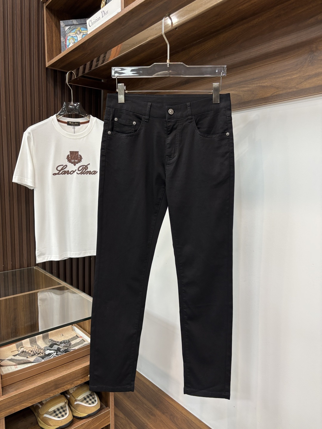 NO:871836,[VERSACE Versace] Spring new style 2026 official website high-end new products original order few handsome jeans, 100% original order versatile artifact!  This year's latest popular style design is made of denim fabric made of imported Turkish cotton. It is comfortable on the upper body and has a tall and stylish tailoring design!  Low-key yet luxurious, with a super-feeling upper body that is exquisite and lively, simplicity is beauty. It is perfect for everything, a must-have item for handsome men!  Original logo personality, fashion, charm, size 29-38,,versace,versace,jeans,19860909【VERSACE 范思哲】开春新款 2026官网高端新品原单少数帅爆牛仔裤,百分百原单 百搭神器！今年最新流行的风格设计款式,采用进口土耳其的棉花制作成的单宁布,上身舒适,剪裁设计挺拔有型！低调不失奢华 超有feel上身精致跃然,简单就是美.完爆一切,型男必备单品！原版logo个性 时尚 魅力码数29-38,,versace,versace,jeans,,Men's clothing
