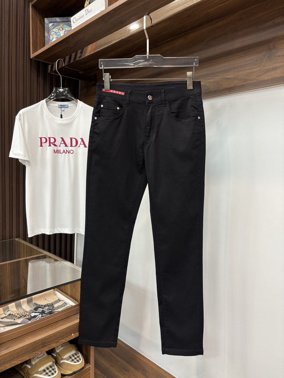 NO:831871,[PRADA] Spring new style 2026 official website high-end new products original order a few cool jeans, 100% original order versatile artifact!  This year's latest popular style design is made of denim fabric made of imported Turkish cotton. It is comfortable on the upper body and has a tall and stylish tailoring design!  Low-key yet luxurious, with a super-feeling upper body that is exquisite and lively, simplicity is beauty. It is perfect for everything, a must-have item for handsome men!  Original logo personality, fashion, charm, size 29-38, prada, prada, jeans,19860909【PRADA 普拉达】开春新款 2026官网高端新品原单少数帅爆牛仔裤,百分百原单 百搭神器！今年最新流行的风格设计款式,采用进口土耳其的棉花制作成的单宁布,上身舒适,剪裁设计挺拔有型！低调不失奢华 超有feel上身精致跃然,简单就是美.完爆一切,型男必备单品！原版logo个性 时尚 魅力码数29-38,,prada,prada,jeans,,Men's clothing