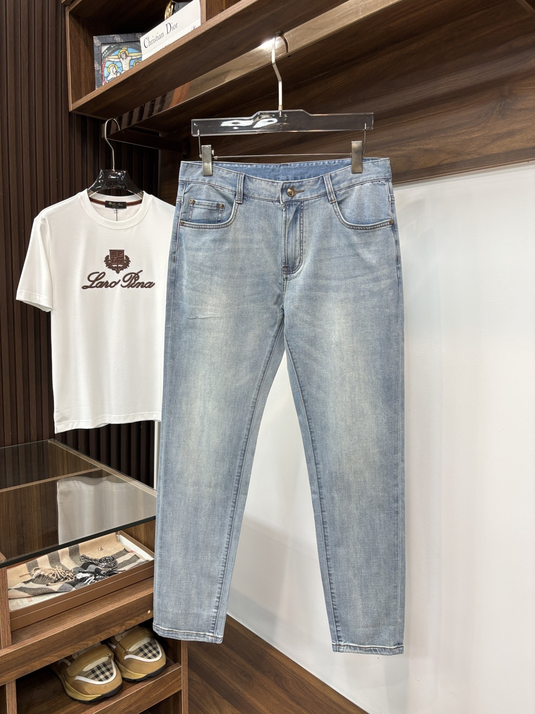 NO:831877,[VERSACE Versace] Spring new style 2026 official website high-end new products original order few handsome jeans, 100% original order versatile artifact!  This year's latest popular style design is made of denim fabric made of imported Turkish cotton. It is comfortable on the upper body and has a tall and stylish tailoring design!  Low-key yet luxurious, with a super-feeling upper body that is exquisite and lively, simplicity is beauty. It is perfect for everything, a must-have item for handsome men!  Original logo personality, fashion, charm, size 29-38,,versace,versace,jeans,19860909【VERSACE 范思哲】开春新款 2026官网高端新品原单少数帅爆牛仔裤,百分百原单 百搭神器！今年最新流行的风格设计款式,采用进口土耳其的棉花制作成的单宁布,上身舒适,剪裁设计挺拔有型！低调不失奢华 超有feel上身精致跃然,简单就是美.完爆一切,型男必备单品！原版logo个性 时尚 魅力码数29-38,,versace,versace,jeans,,Men's clothing