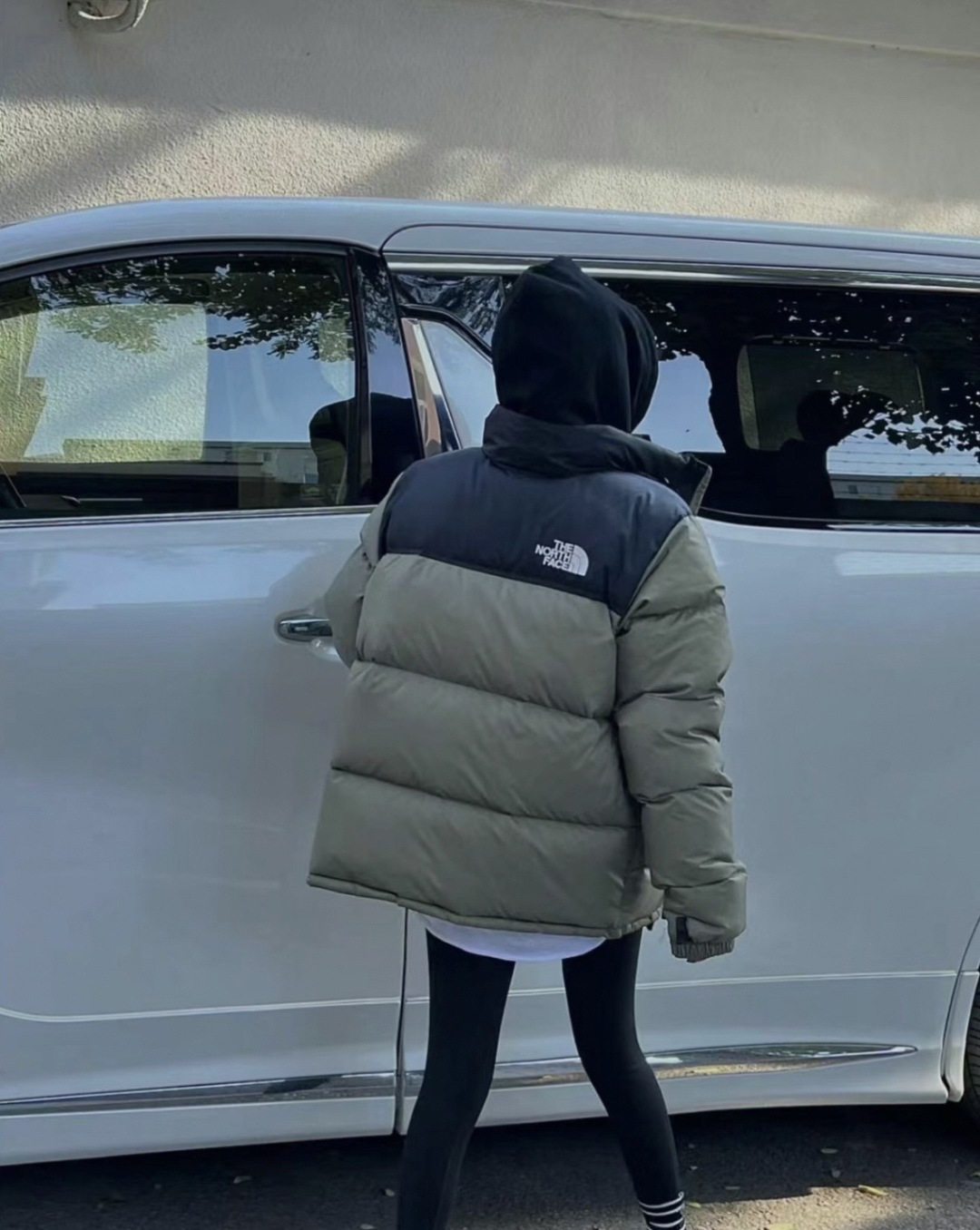 正品级💰388（下单备注颜色和码数！） 𝗧𝗵𝗲 𝗡𝗼𝗿𝘁𝗵 𝗙𝗮𝗰𝗲/𝟭𝟵𝟵𝟲 北面羽绒服
【黑色】

 顶级🔝
 顶级版本

尺码：XS-XXL

面料：采用正品面料供应商同厂产品，细格尼龙无胆防绒面料，和正品一样的轻盈且保暖

羽绒：国标80白鸭绒，做到最好的蓬松度，让羽绒真正的与皮肤无限接近，这样才能锁住更多热量达到保暖

工艺：采用成衣整件分格充绒工艺，使轻薄面料的羽绒服实现不跑绒

刺绣：采用进口百灵达绣花刺绣工艺，前后经典刺绣logo 增强视觉层次感。

⚠️后领帽子可以在不使用的时候收进衣领，多功能处还体现在整件衣服可以缩放到下口袋里成一个小包状

