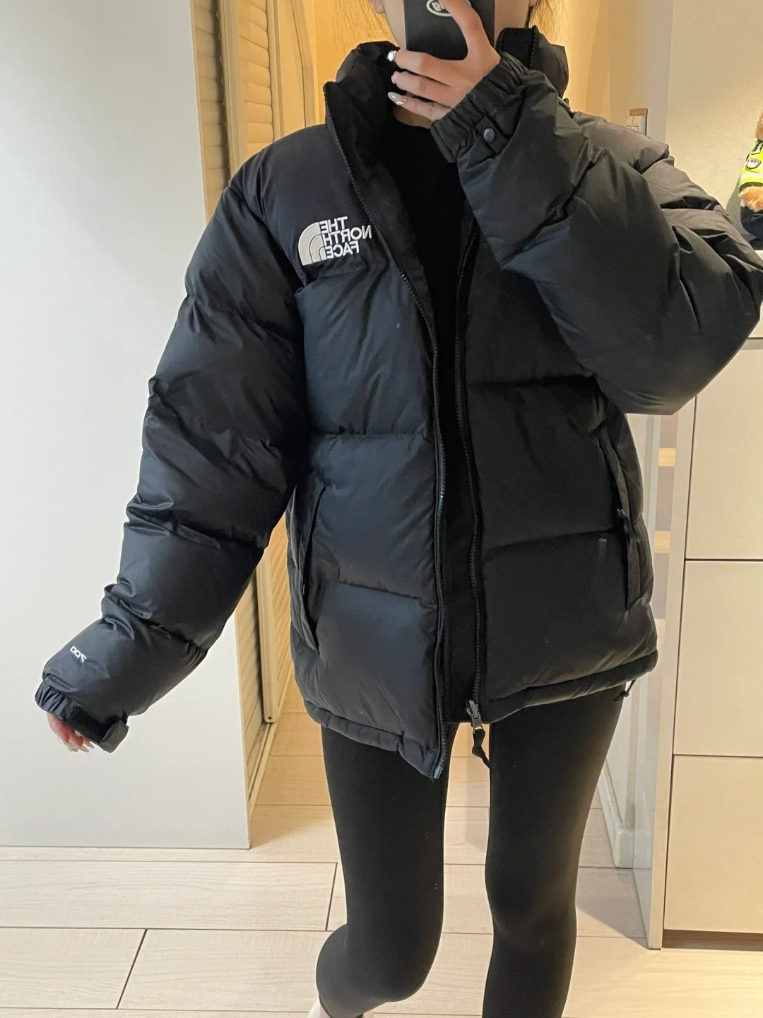 正品级💰388（下单备注颜色和码数！） 𝗧𝗵𝗲 𝗡𝗼𝗿𝘁𝗵 𝗙𝗮𝗰𝗲/𝟭𝟵𝟵𝟲 北面羽绒服
【黑色】

 顶级🔝
 顶级版本

尺码：XS-XXL

面料：采用正品面料供应商同厂产品，细格尼龙无胆防绒面料，和正品一样的轻盈且保暖

羽绒：国标80白鸭绒，做到最好的蓬松度，让羽绒真正的与皮肤无限接近，这样才能锁住更多热量达到保暖

工艺：采用成衣整件分格充绒工艺，使轻薄面料的羽绒服实现不跑绒

刺绣：采用进口百灵达绣花刺绣工艺，前后经典刺绣logo 增强视觉层次感。

⚠️后领帽子可以在不使用的时候收进衣领，多功能处还体现在整件衣服可以缩放到下口袋里成一个小包状

