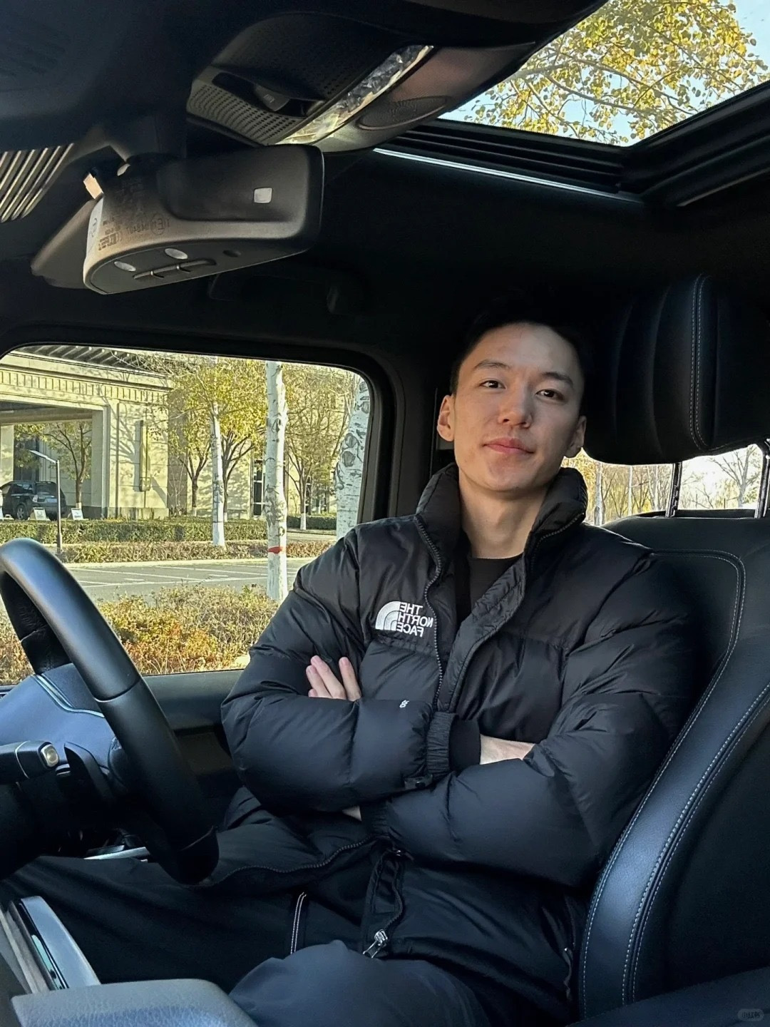 正品级💰388（下单备注颜色和码数！） 𝗧𝗵𝗲 𝗡𝗼𝗿𝘁𝗵 𝗙𝗮𝗰𝗲/𝟭𝟵𝟵𝟲 北面羽绒服
【黑色】

 顶级🔝
 顶级版本

尺码：XS-XXL

面料：采用正品面料供应商同厂产品，细格尼龙无胆防绒面料，和正品一样的轻盈且保暖

羽绒：国标80白鸭绒，做到最好的蓬松度，让羽绒真正的与皮肤无限接近，这样才能锁住更多热量达到保暖

工艺：采用成衣整件分格充绒工艺，使轻薄面料的羽绒服实现不跑绒

刺绣：采用进口百灵达绣花刺绣工艺，前后经典刺绣logo 增强视觉层次感。

⚠️后领帽子可以在不使用的时候收进衣领，多功能处还体现在整件衣服可以缩放到下口袋里成一个小包状

