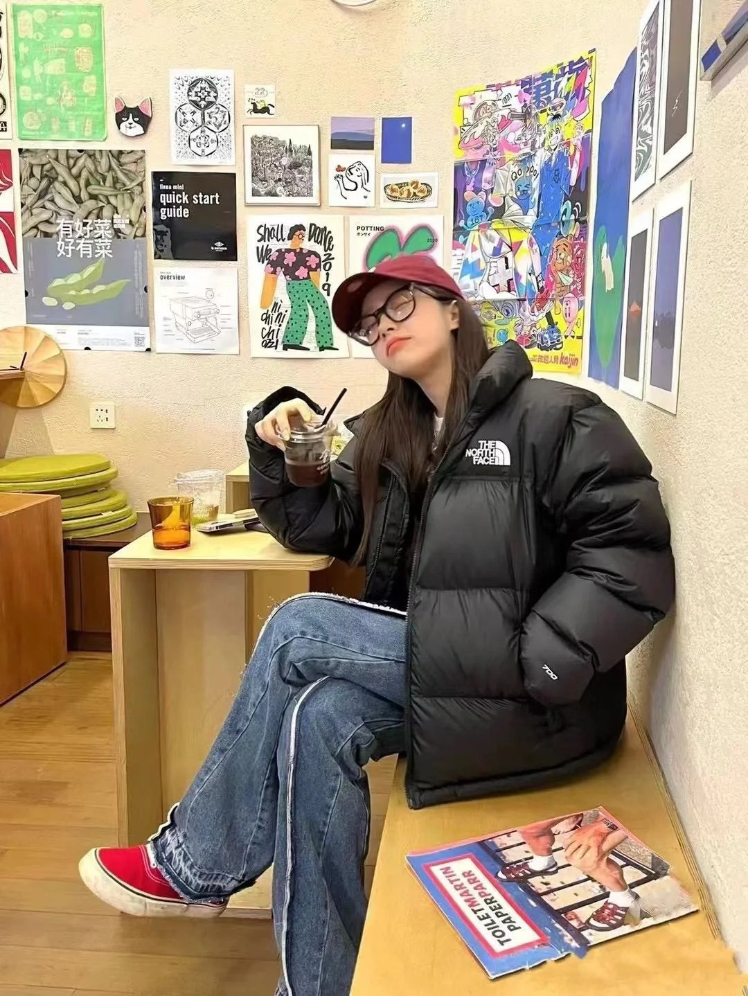 正品级💰388（下单备注颜色和码数！） 𝗧𝗵𝗲 𝗡𝗼𝗿𝘁𝗵 𝗙𝗮𝗰𝗲/𝟭𝟵𝟵𝟲 北面羽绒服
【黑色】

 顶级🔝
 顶级版本

尺码：XS-XXL

面料：采用正品面料供应商同厂产品，细格尼龙无胆防绒面料，和正品一样的轻盈且保暖

羽绒：国标80白鸭绒，做到最好的蓬松度，让羽绒真正的与皮肤无限接近，这样才能锁住更多热量达到保暖

工艺：采用成衣整件分格充绒工艺，使轻薄面料的羽绒服实现不跑绒

刺绣：采用进口百灵达绣花刺绣工艺，前后经典刺绣logo 增强视觉层次感。

⚠️后领帽子可以在不使用的时候收进衣领，多功能处还体现在整件衣服可以缩放到下口袋里成一个小包状

