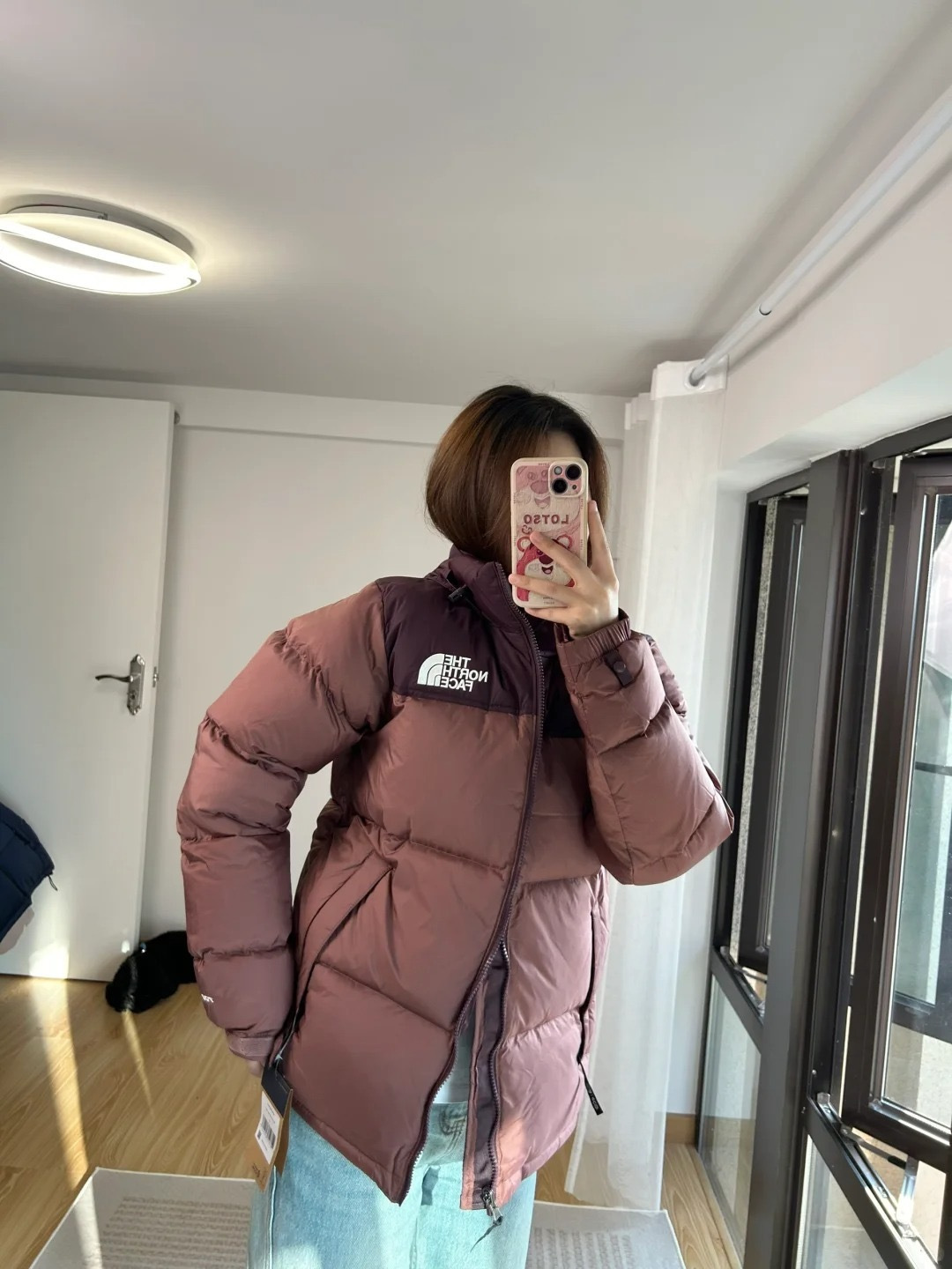 正品级💰388（下单备注颜色和码数！） 𝗧𝗵𝗲 𝗡𝗼𝗿𝘁𝗵 𝗙𝗮𝗰𝗲/𝟭𝟵𝟵𝟲 北面羽绒服
【黑色】

 顶级🔝
 顶级版本

尺码：XS-XXL

面料：采用正品面料供应商同厂产品，细格尼龙无胆防绒面料，和正品一样的轻盈且保暖

羽绒：国标80白鸭绒，做到最好的蓬松度，让羽绒真正的与皮肤无限接近，这样才能锁住更多热量达到保暖

工艺：采用成衣整件分格充绒工艺，使轻薄面料的羽绒服实现不跑绒

刺绣：采用进口百灵达绣花刺绣工艺，前后经典刺绣logo 增强视觉层次感。

⚠️后领帽子可以在不使用的时候收进衣领，多功能处还体现在整件衣服可以缩放到下口袋里成一个小包状

