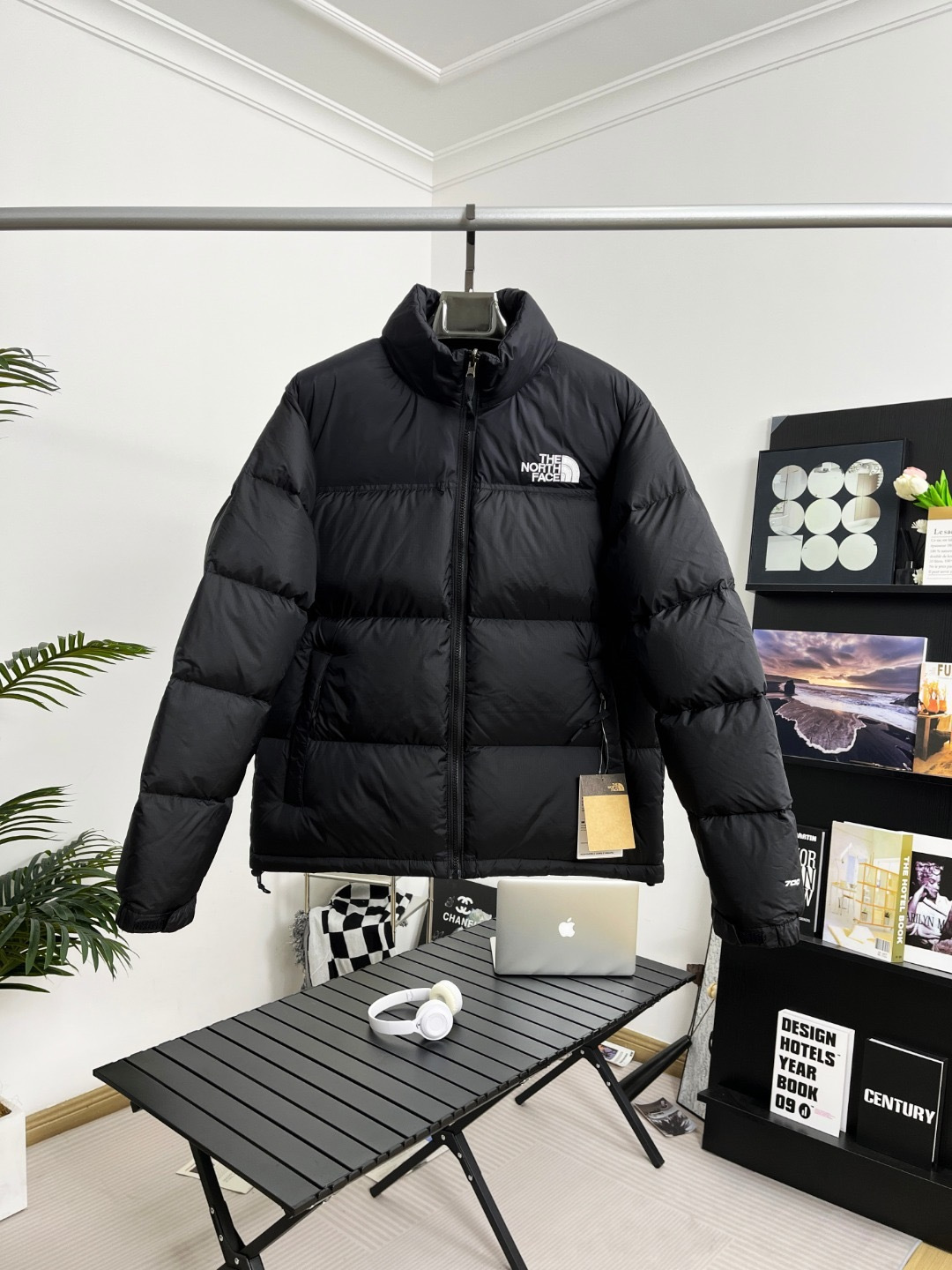 正品级💰388（下单备注颜色和码数！） 𝗧𝗵𝗲 𝗡𝗼𝗿𝘁𝗵 𝗙𝗮𝗰𝗲/𝟭𝟵𝟵𝟲 北面羽绒服
【黑色】

 顶级🔝
 顶级版本

尺码：XS-XXL

面料：采用正品面料供应商同厂产品，细格尼龙无胆防绒面料，和正品一样的轻盈且保暖

羽绒：国标80白鸭绒，做到最好的蓬松度，让羽绒真正的与皮肤无限接近，这样才能锁住更多热量达到保暖

工艺：采用成衣整件分格充绒工艺，使轻薄面料的羽绒服实现不跑绒

刺绣：采用进口百灵达绣花刺绣工艺，前后经典刺绣logo 增强视觉层次感。

⚠️后领帽子可以在不使用的时候收进衣领，多功能处还体现在整件衣服可以缩放到下口袋里成一个小包状

